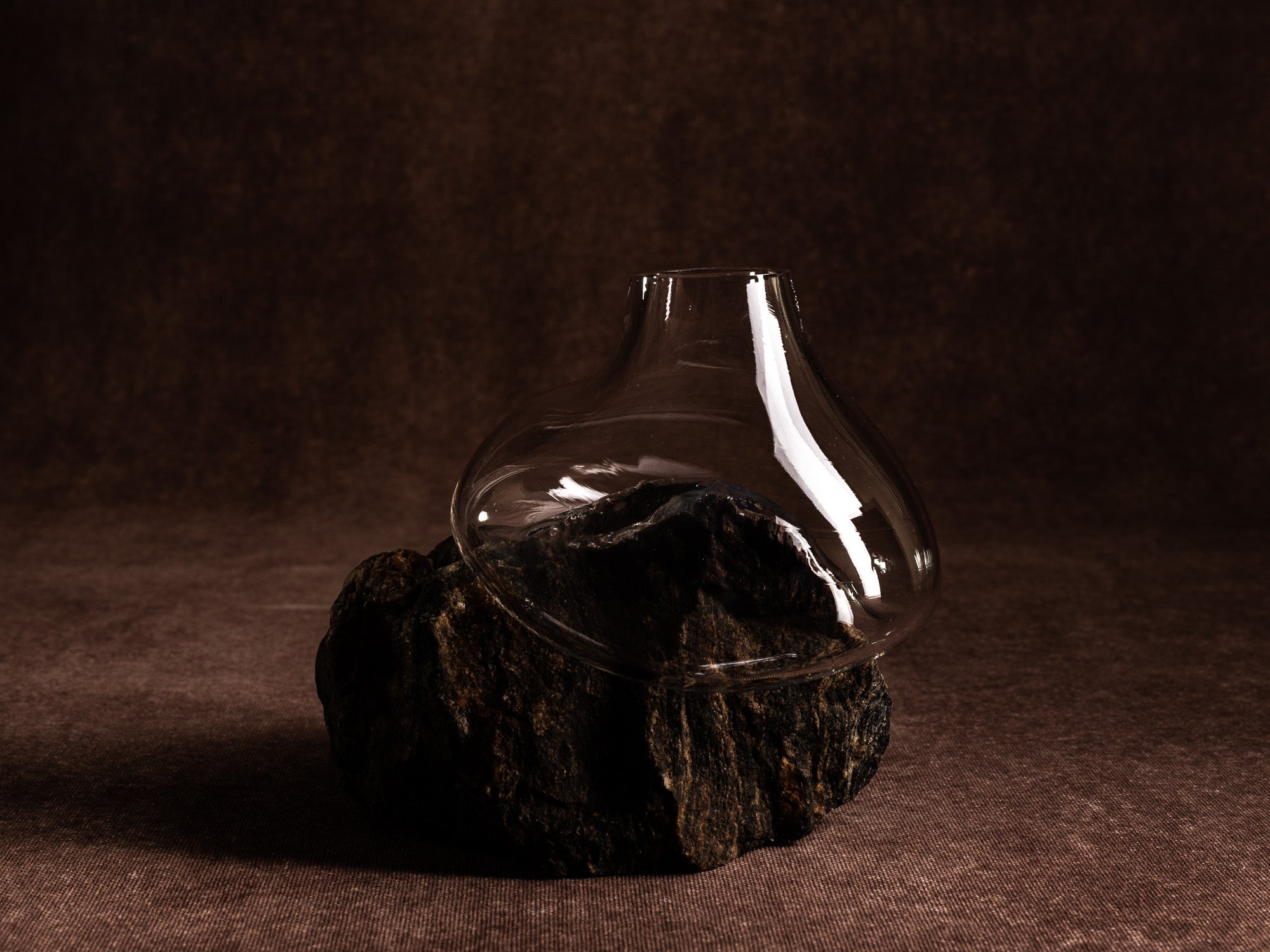 Vase‑sculpture "Montagne plissée" de Lætitia Jacquetton, France (2021)..Sculpture‑vase "Montagne plissée" by Lætitia Jacquetton, France (2021)