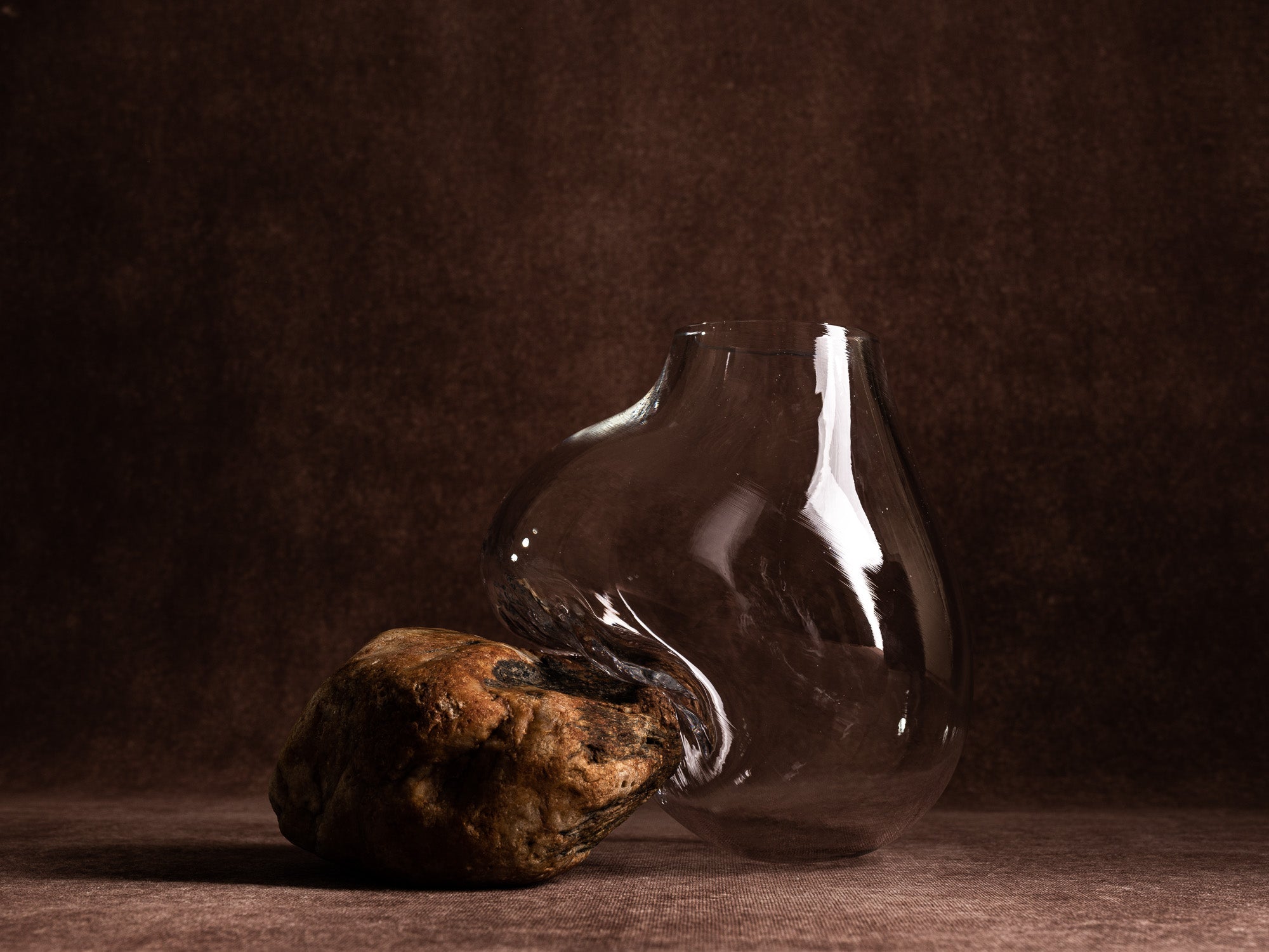Vase‑sculpture "Gallus" de Lætitia Jacquetton, France (2021)..Sculpture‑vase "Gallus" by Lætitia Jacquetton, France (2021)