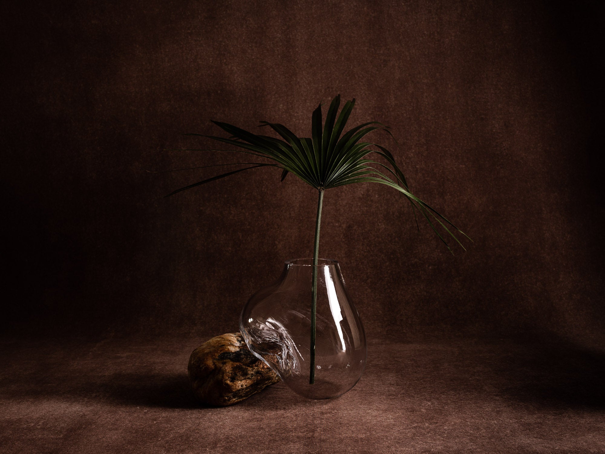 Vase‑sculpture "Gallus" de Lætitia Jacquetton, France (2021)..Sculpture‑vase "Gallus" by Lætitia Jacquetton, France (2021)