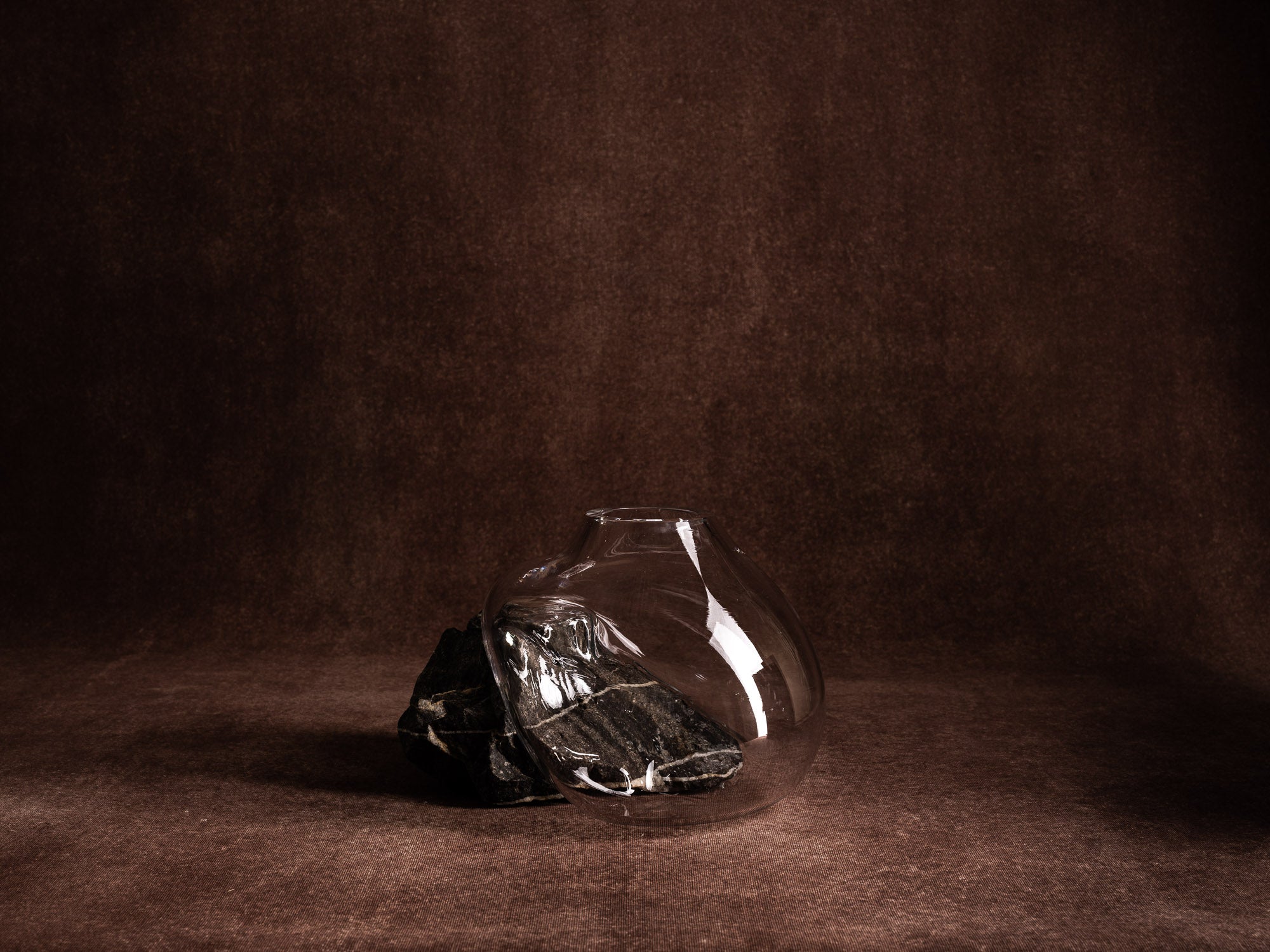 Vase‑sculpture "Étoile" de Lætitia Jacquetton, France (2021)..Sculpture‑vase "Étoile" by Lætitia Jacquetton, France (2021)