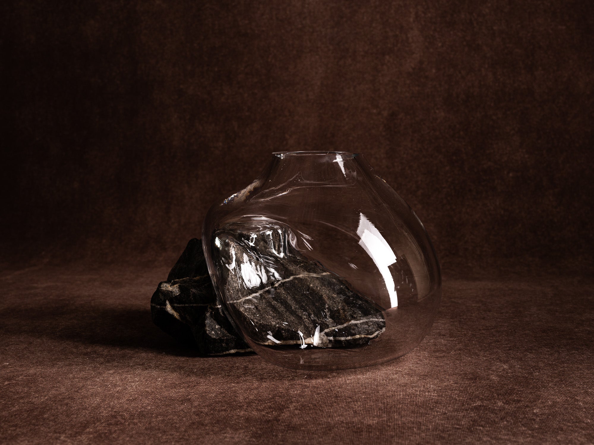 Vase‑sculpture "Étoile" de Lætitia Jacquetton, France (2021)..Sculpture‑vase "Étoile" by Lætitia Jacquetton, France (2021)
