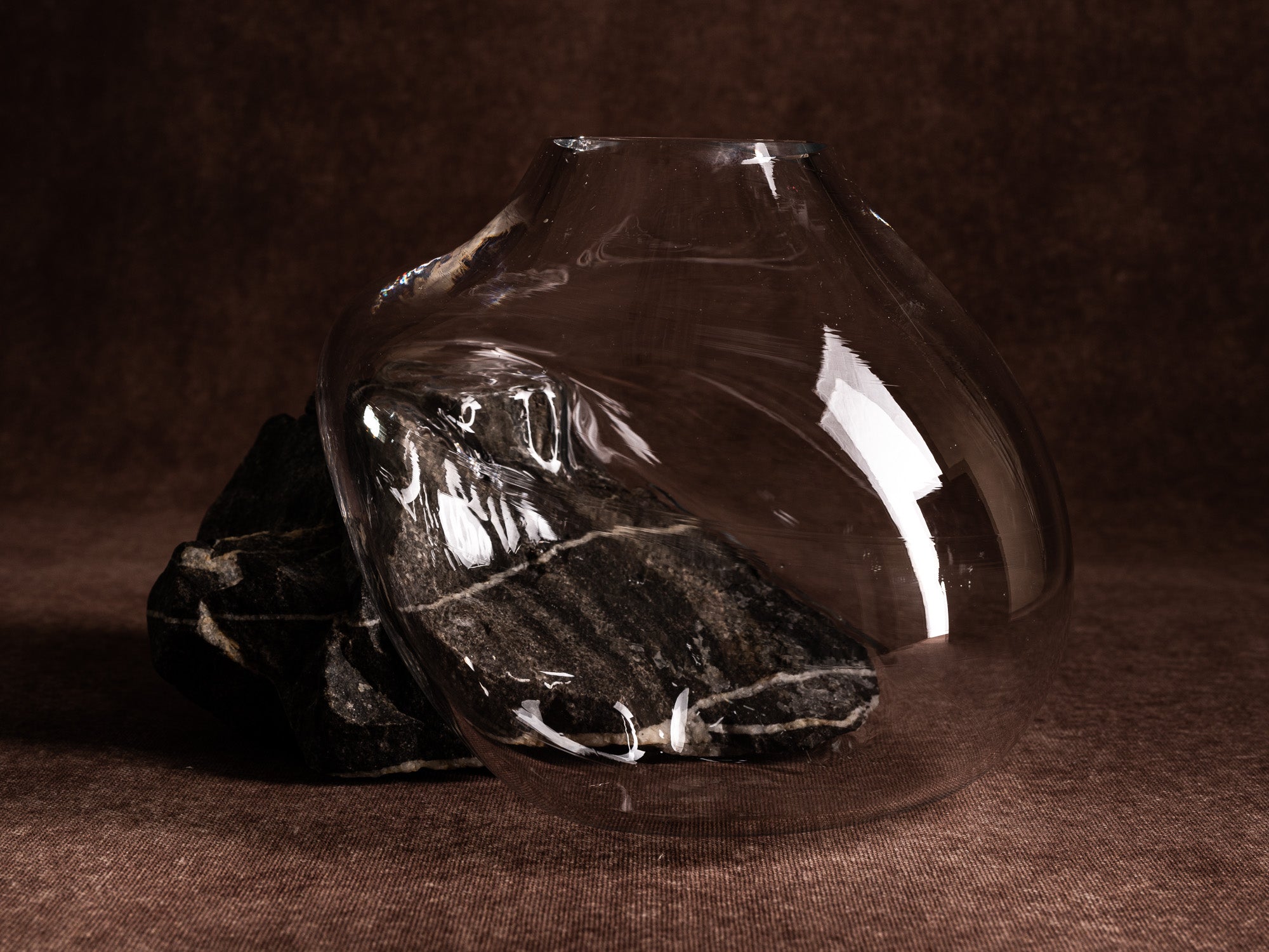 Vase‑sculpture "Étoile" de Lætitia Jacquetton, France (2021)..Sculpture‑vase "Étoile" by Lætitia Jacquetton, France (2021)