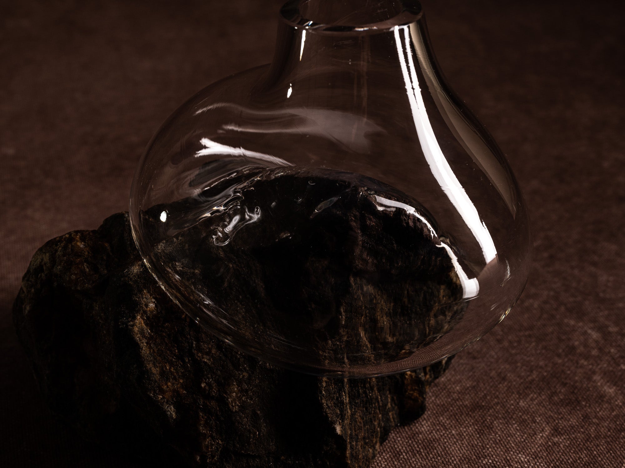 Vase‑sculpture "Montagne plissée" de Lætitia Jacquetton, France (2021)..Sculpture‑vase "Montagne plissée" by Lætitia Jacquetton, France (2021)