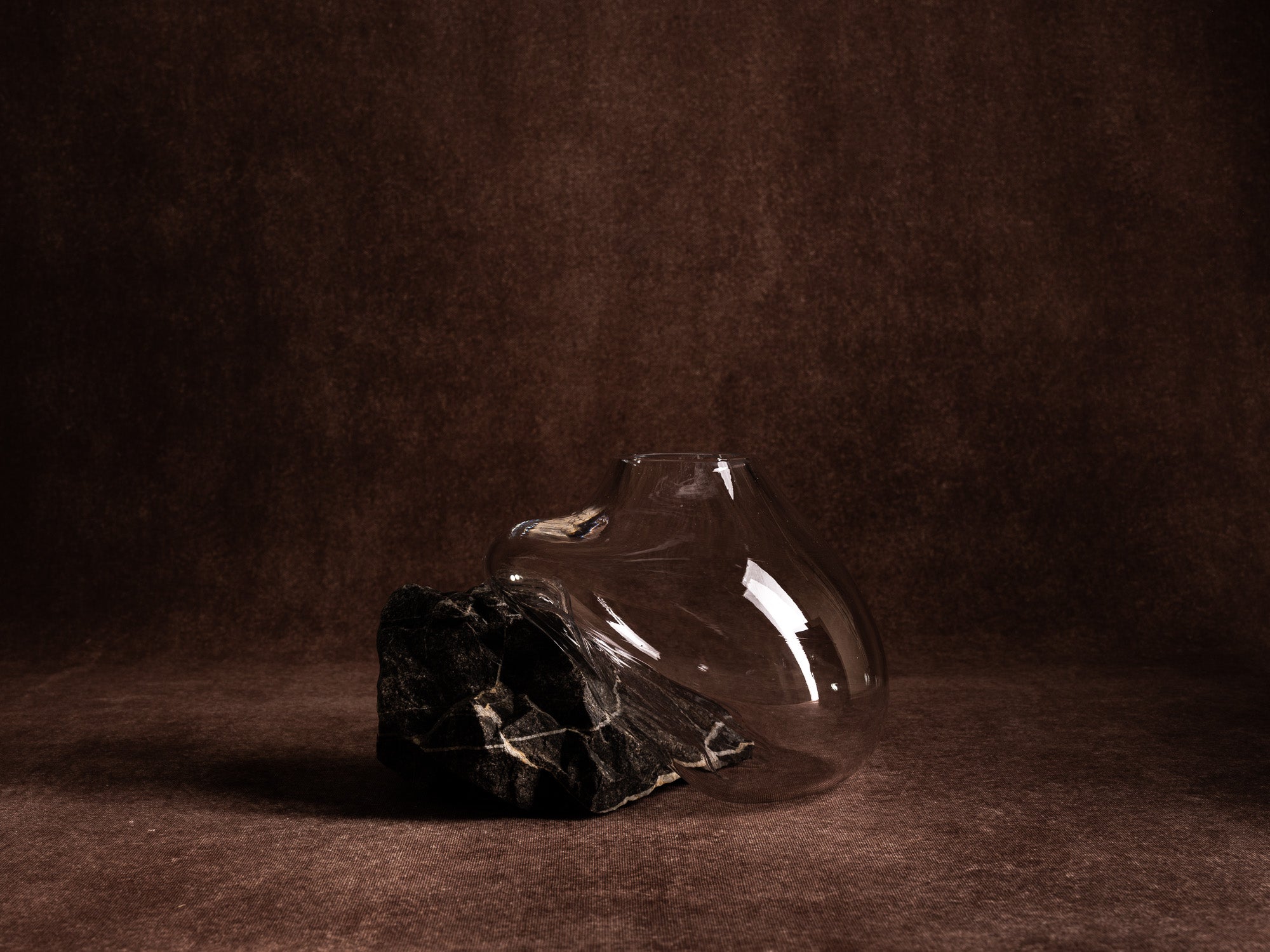 Vase‑sculpture "Étoile" de Lætitia Jacquetton, France (2021)..Sculpture‑vase "Étoile" by Lætitia Jacquetton, France (2021)