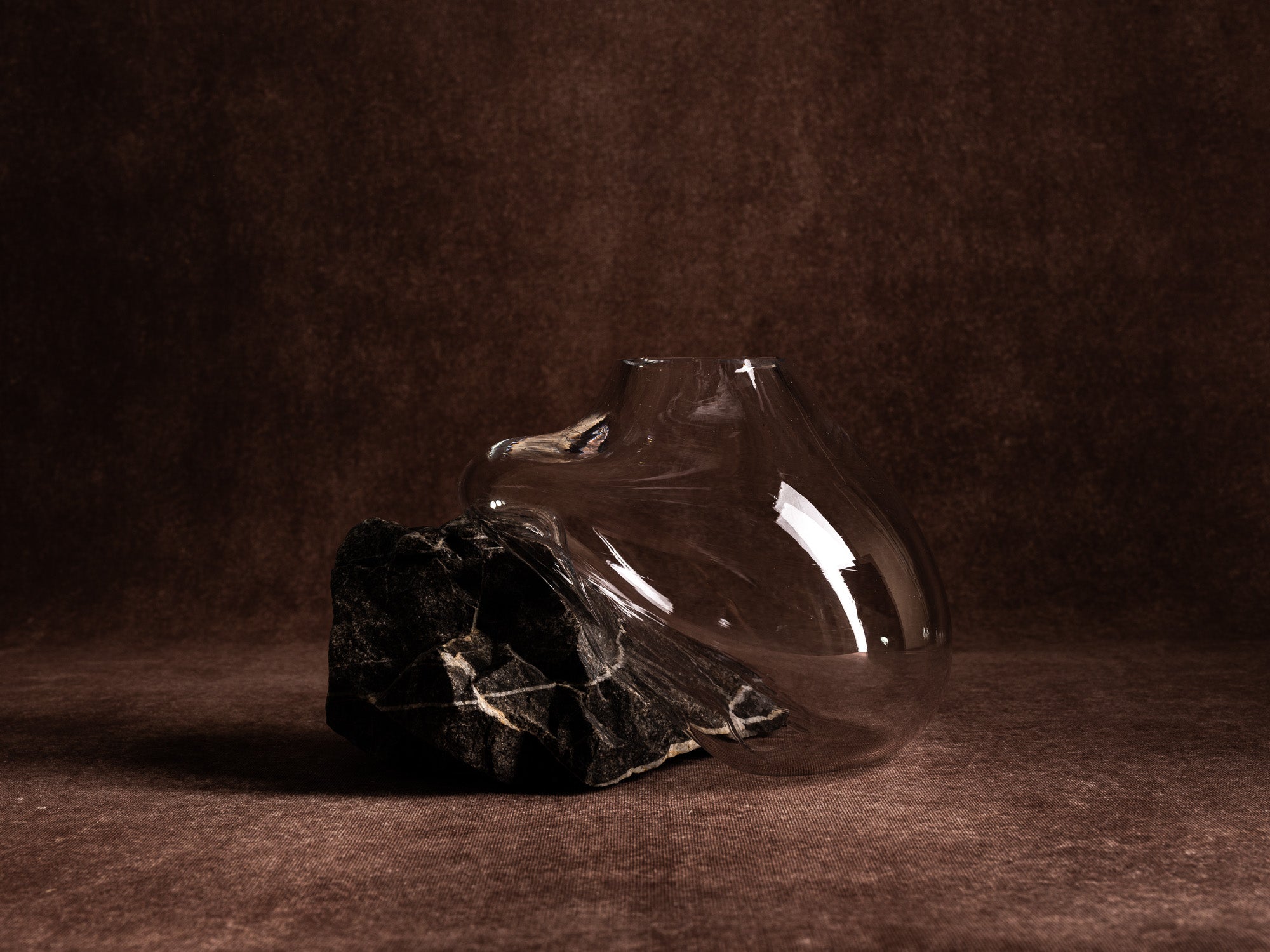 Vase‑sculpture "Étoile" de Lætitia Jacquetton, France (2021)..Sculpture‑vase "Étoile" by Lætitia Jacquetton, France (2021)