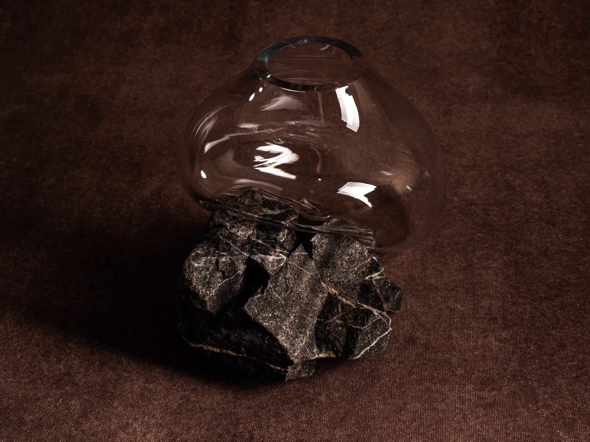 Vase‑sculpture "Étoile" de Lætitia Jacquetton, France (2021)..Sculpture‑vase "Étoile" by Lætitia Jacquetton, France (2021)