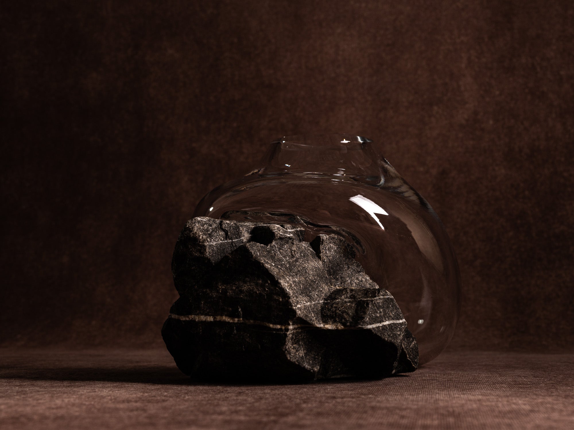 Vase‑sculpture "Étoile" de Lætitia Jacquetton, France (2021)..Sculpture‑vase "Étoile" by Lætitia Jacquetton, France (2021)
