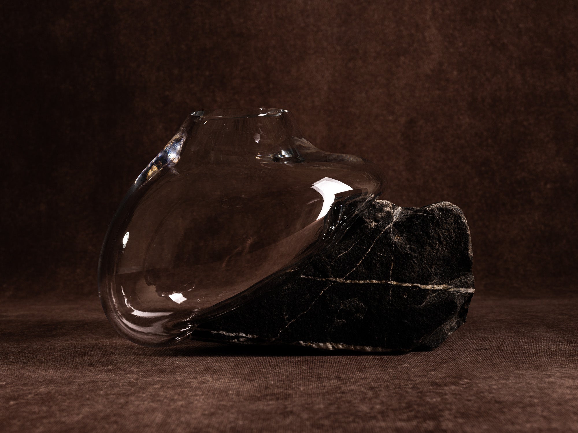 Vase‑sculpture "Étoile" de Lætitia Jacquetton, France (2021)..Sculpture‑vase "Étoile" by Lætitia Jacquetton, France (2021)