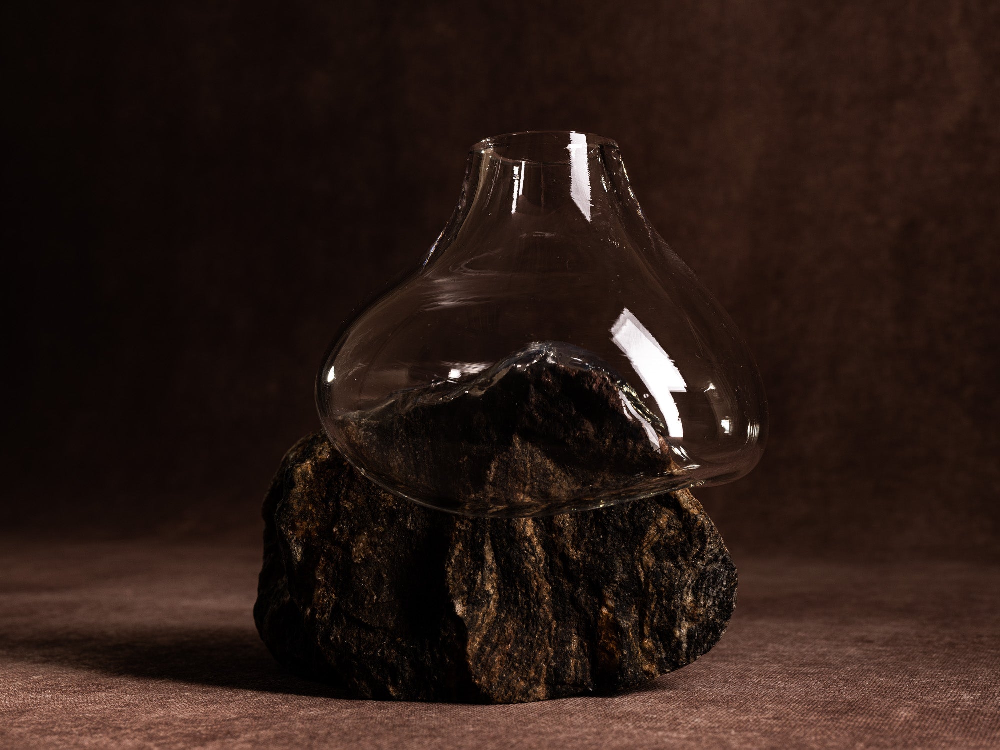Vase‑sculpture "Montagne plissée" de Lætitia Jacquetton, France (2021)..Sculpture‑vase "Montagne plissée" by Lætitia Jacquetton, France (2021)