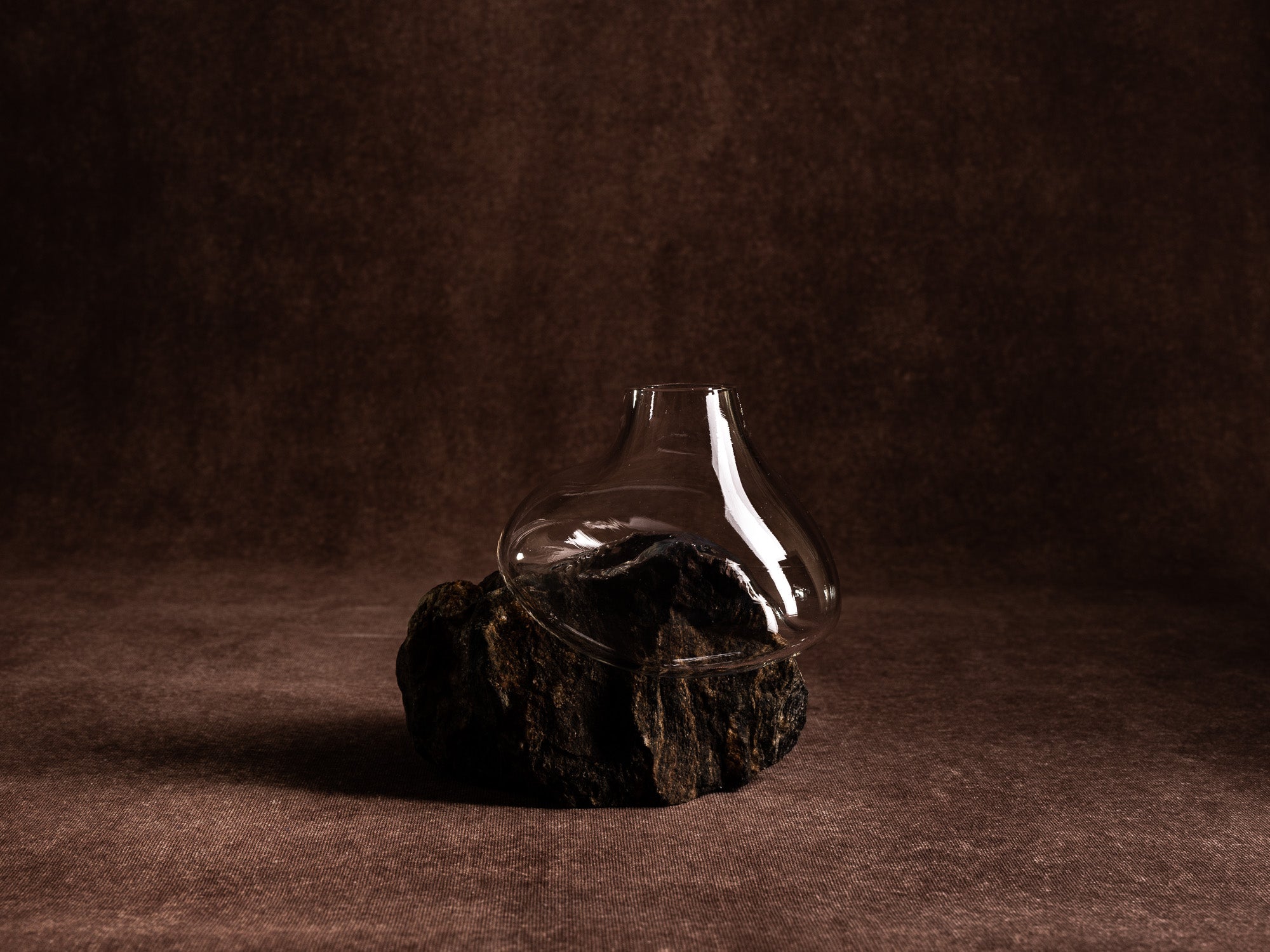 Vase‑sculpture "Montagne plissée" de Lætitia Jacquetton, France (2021)..Sculpture‑vase "Montagne plissée" by Lætitia Jacquetton, France (2021)