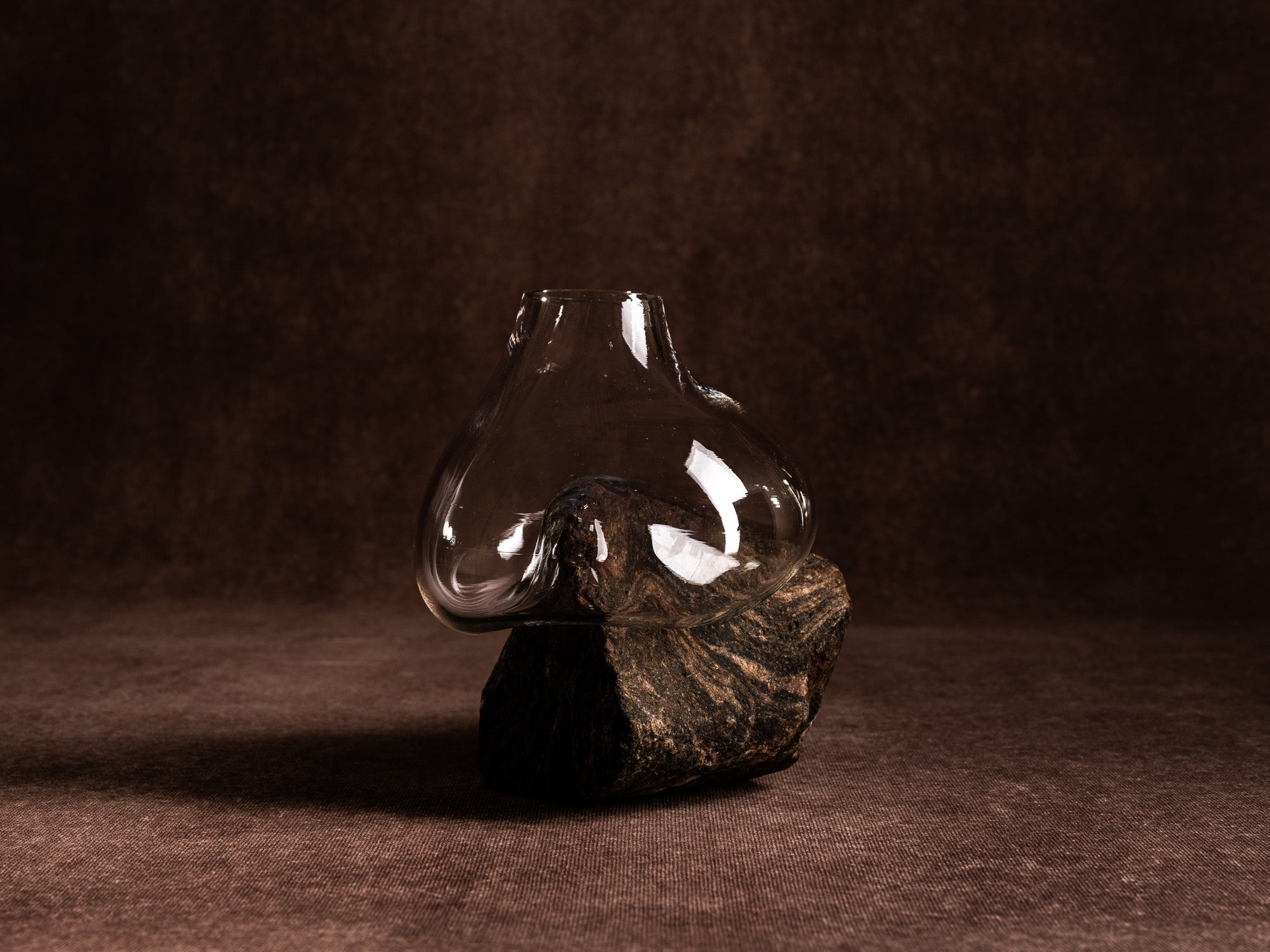 Vase‑sculpture "Montagne plissée" de Lætitia Jacquetton, France (2021)..Sculpture‑vase "Montagne plissée" by Lætitia Jacquetton, France (2021)