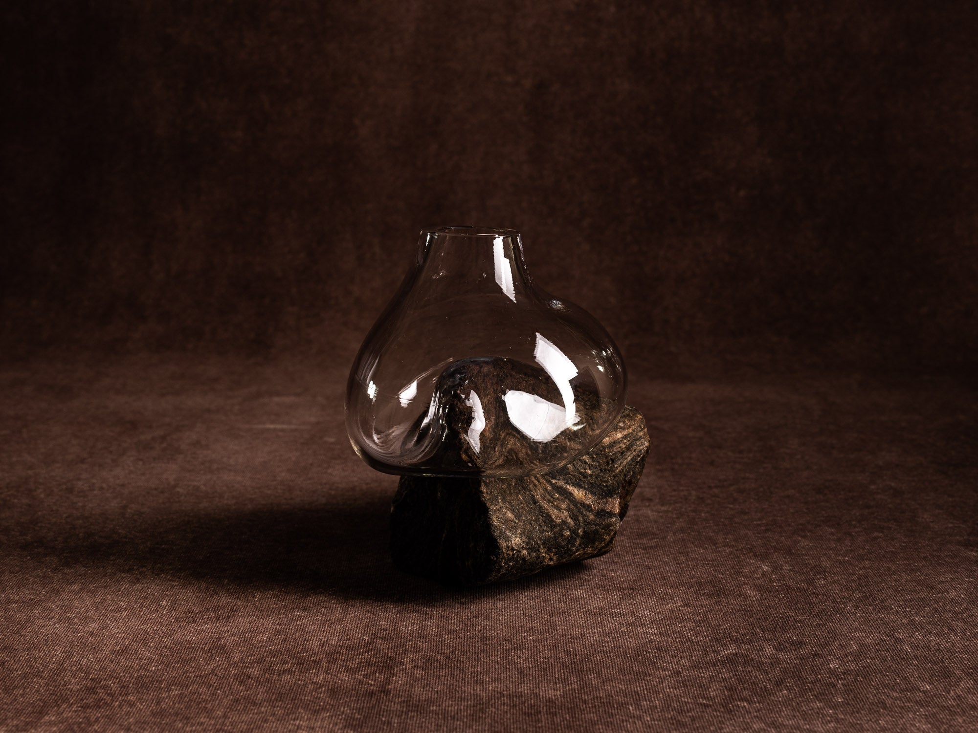 Vase‑sculpture "Montagne plissée" de Lætitia Jacquetton, France (2021)..Sculpture‑vase "Montagne plissée" by Lætitia Jacquetton, France (2021)
