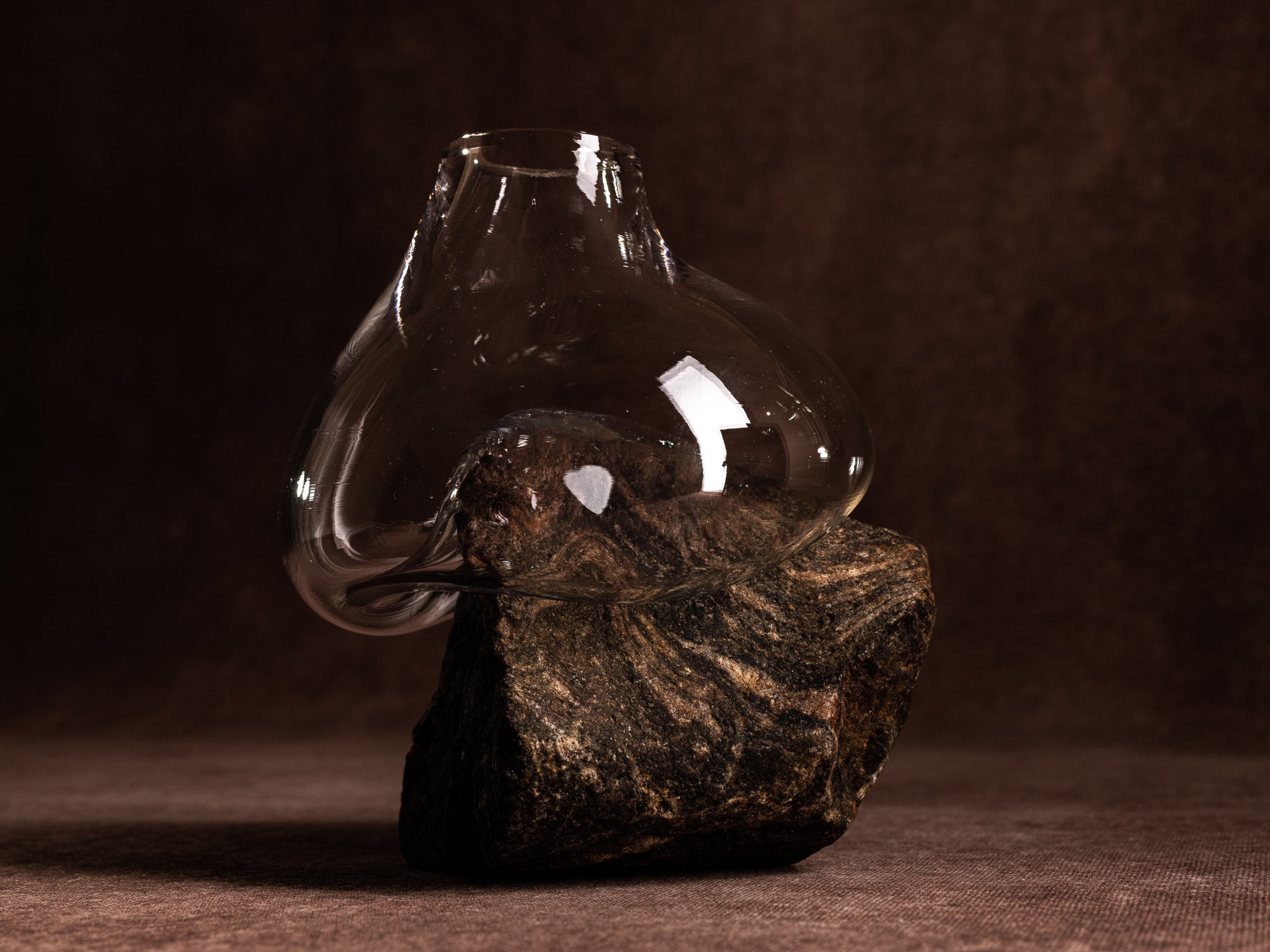 Vase‑sculpture "Montagne plissée" de Lætitia Jacquetton, France (2021)..Sculpture‑vase "Montagne plissée" by Lætitia Jacquetton, France (2021)