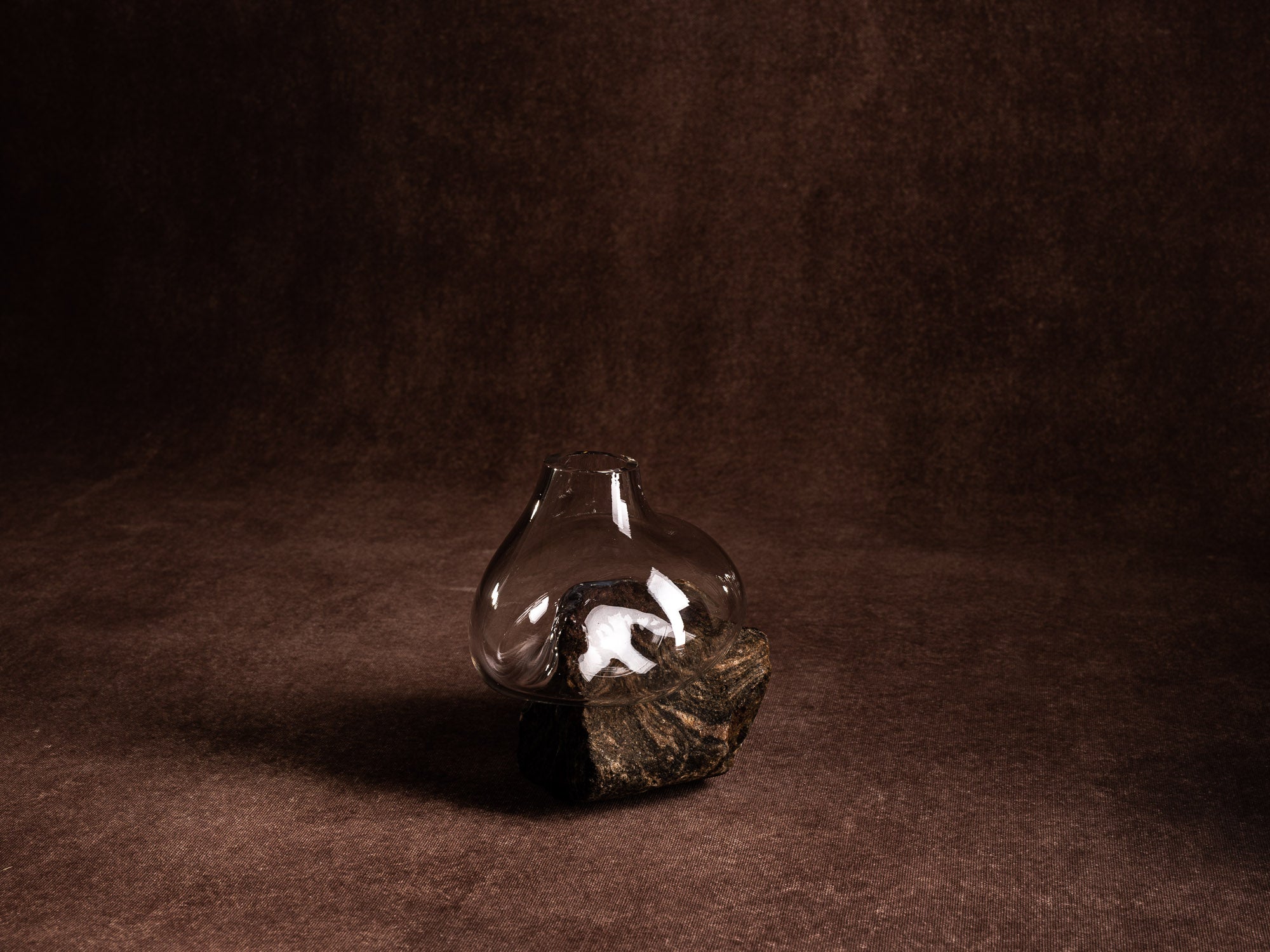 Vase‑sculpture "Montagne plissée" de Lætitia Jacquetton, France (2021)..Sculpture‑vase "Montagne plissée" by Lætitia Jacquetton, France (2021)