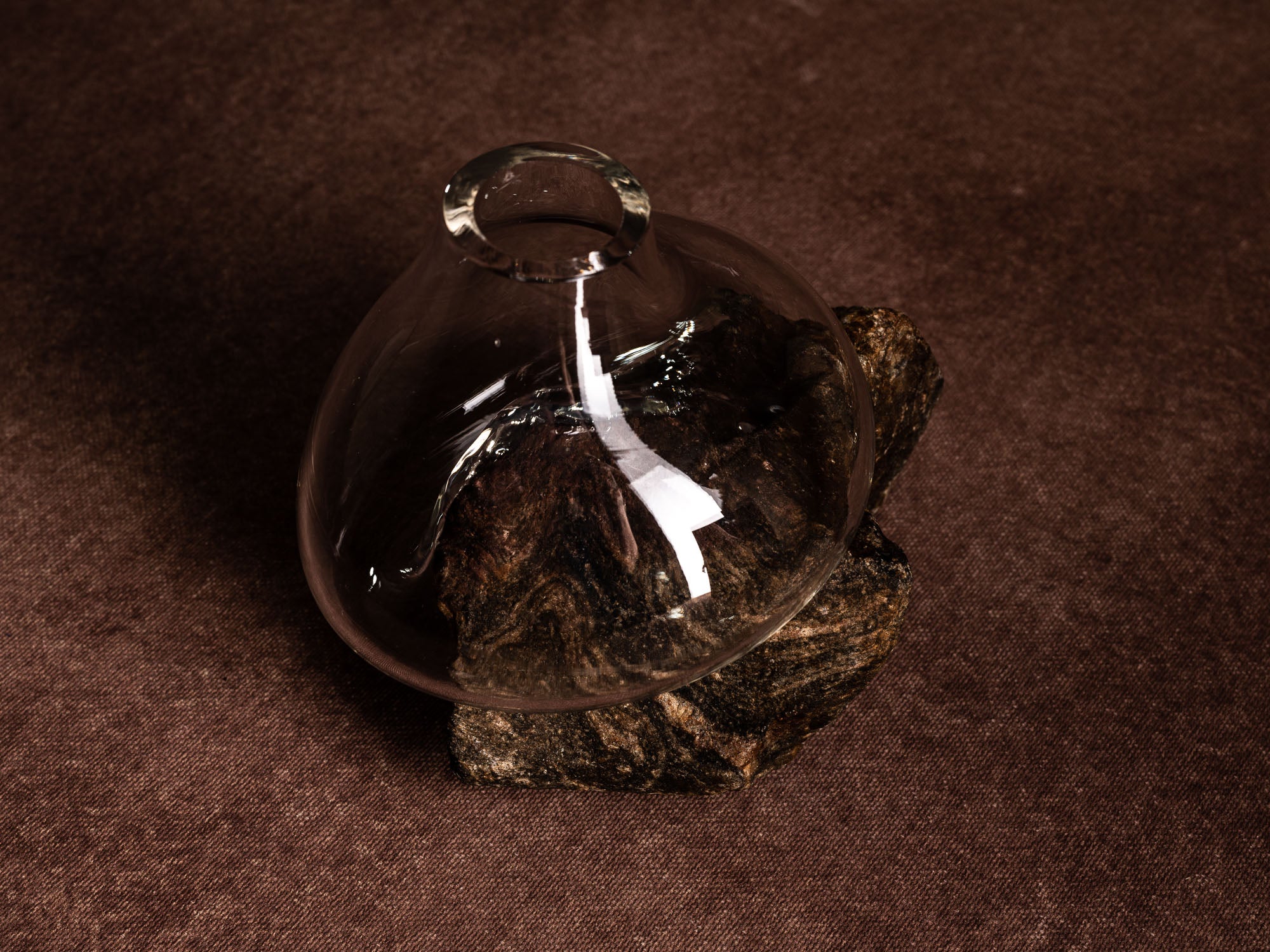 Vase‑sculpture "Montagne plissée" de Lætitia Jacquetton, France (2021)..Sculpture‑vase "Montagne plissée" by Lætitia Jacquetton, France (2021)