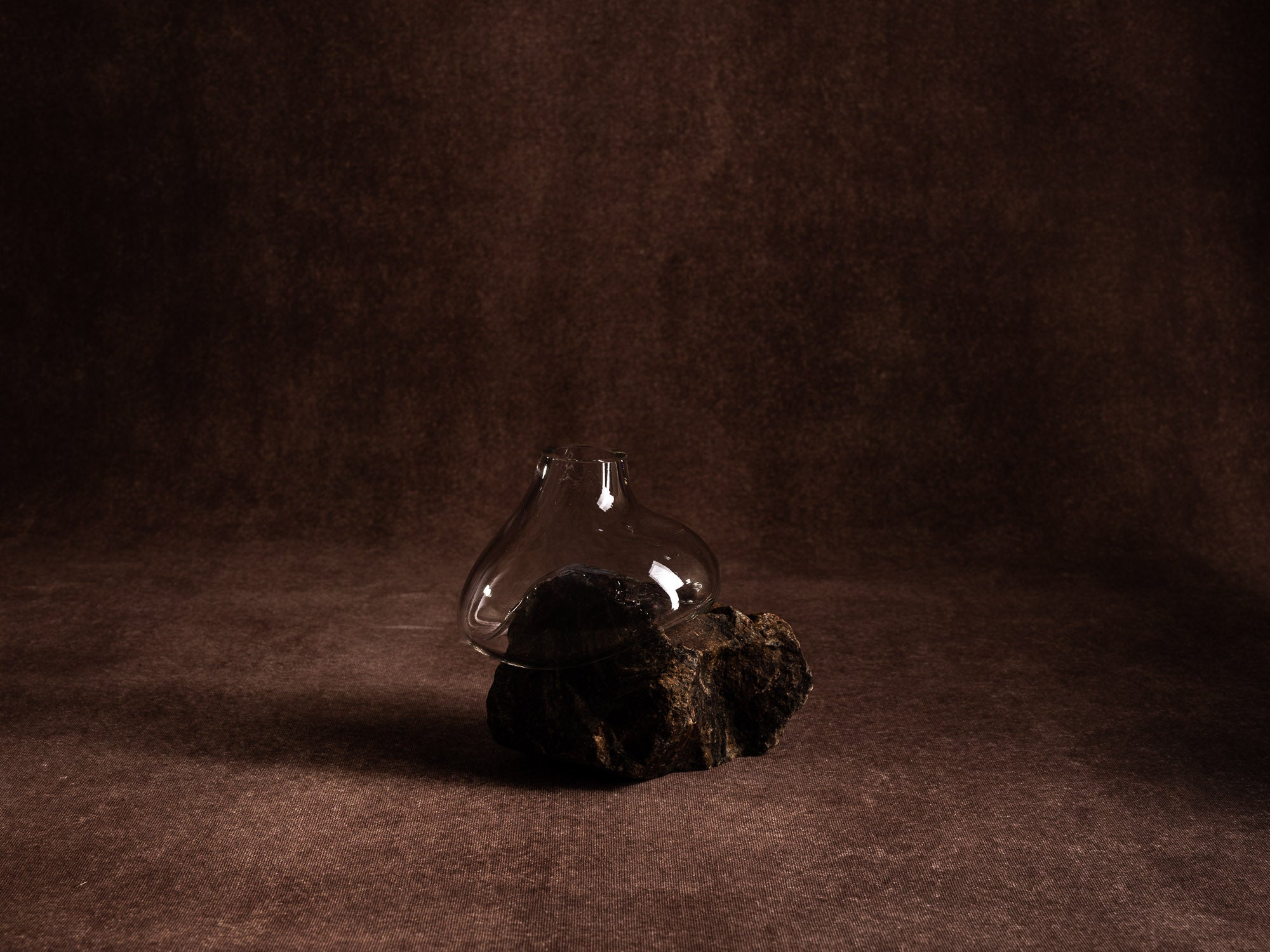 Vase‑sculpture "Montagne plissée" de Lætitia Jacquetton, France (2021)..Sculpture‑vase "Montagne plissée" by Lætitia Jacquetton, France (2021)