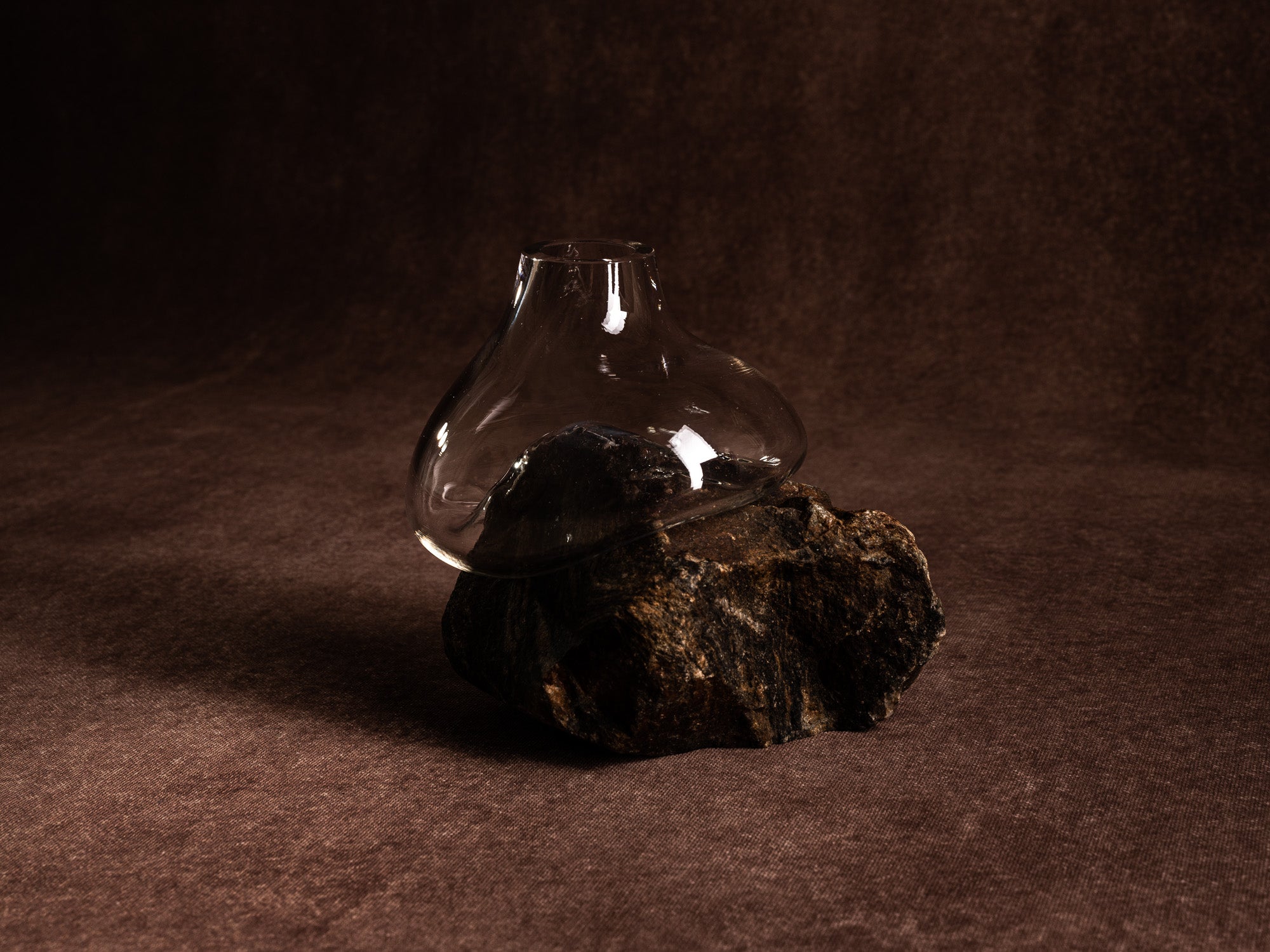 Vase‑sculpture "Montagne plissée" de Lætitia Jacquetton, France (2021)..Sculpture‑vase "Montagne plissée" by Lætitia Jacquetton, France (2021)