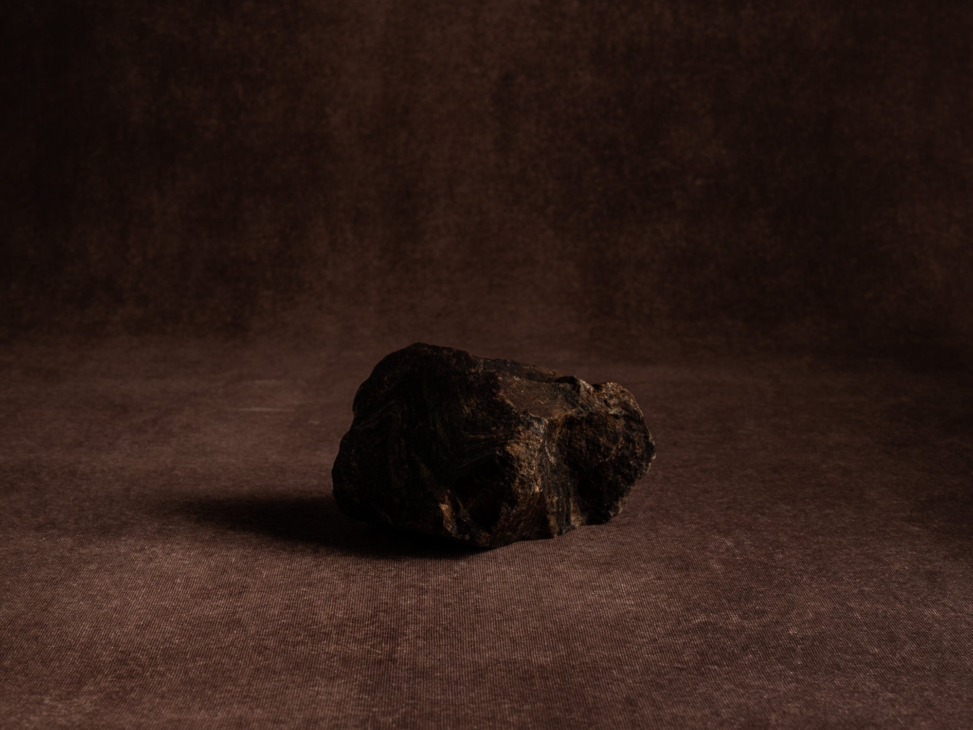 Vase‑sculpture "Montagne plissée" de Lætitia Jacquetton, France (2021)..Sculpture‑vase "Montagne plissée" by Lætitia Jacquetton, France (2021)