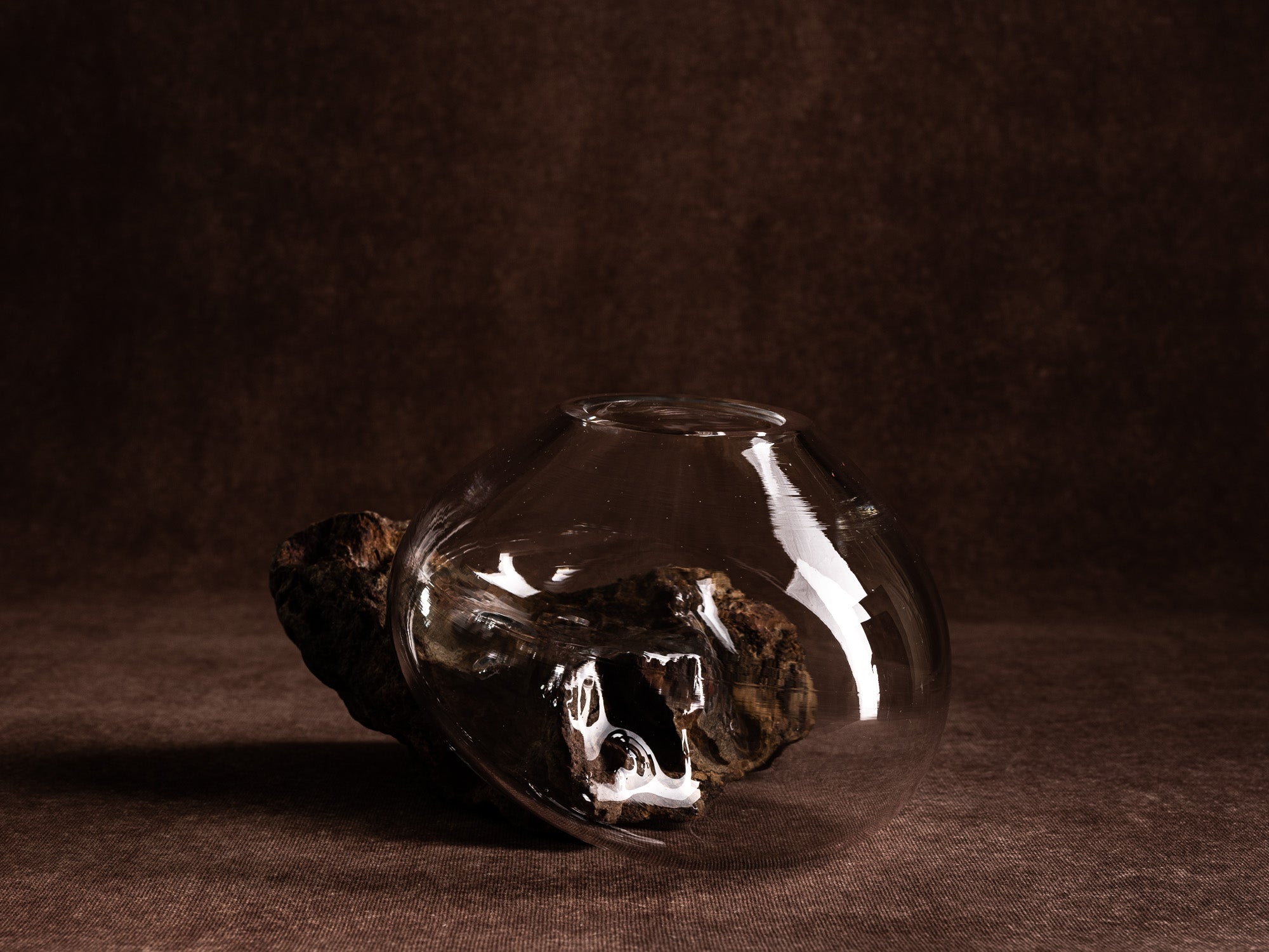 Vase‑sculpture "Astral" de Lætitia Jacquetton, France (2021)..Sculpture‑vase "Astral" by Lætitia Jacquetton, France (2021)