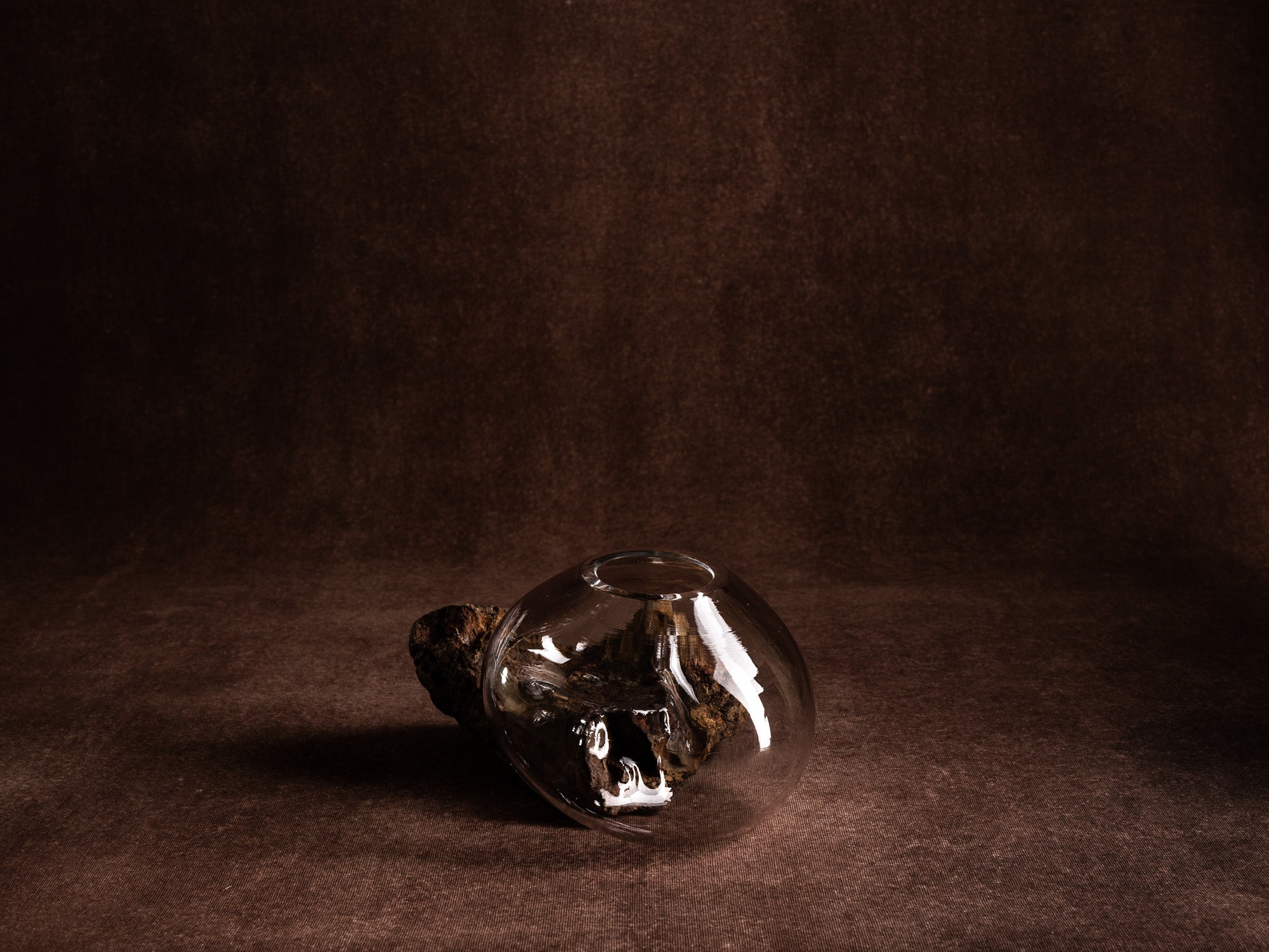 Vase‑sculpture "Astral" de Lætitia Jacquetton, France (2021)..Sculpture‑vase "Astral" by Lætitia Jacquetton, France (2021)