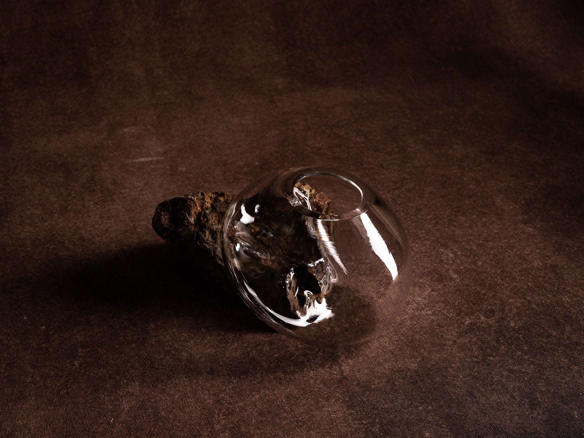 Vase‑sculpture "Astral" de Lætitia Jacquetton, France (2021)..Sculpture‑vase "Astral" by Lætitia Jacquetton, France (2021)