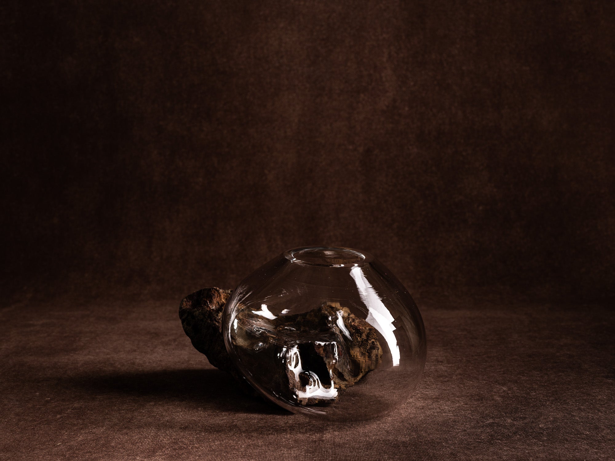 Vase‑sculpture "Astral" de Lætitia Jacquetton, France (2021)..Sculpture‑vase "Astral" by Lætitia Jacquetton, France (2021)