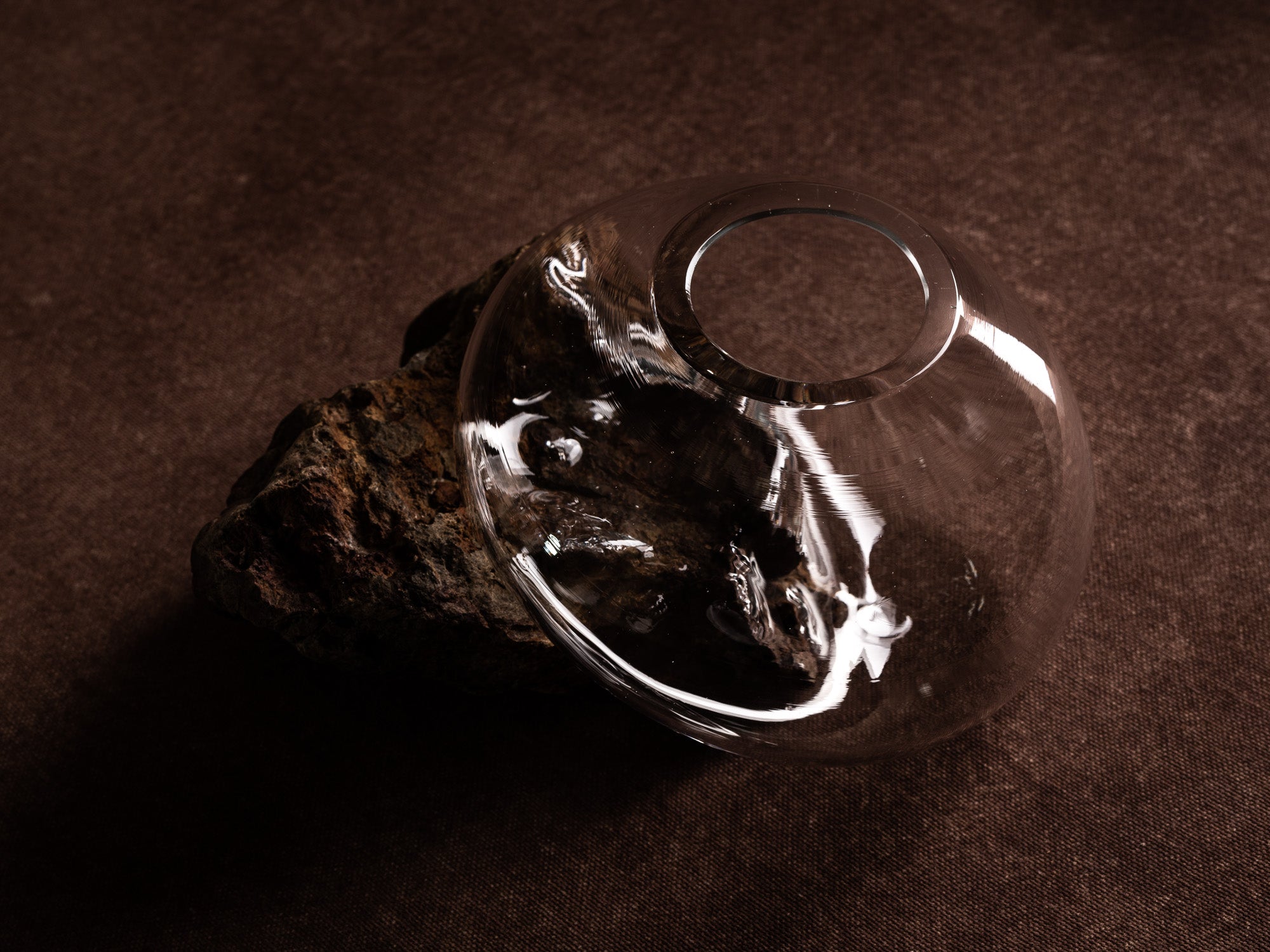 Vase‑sculpture "Astral" de Lætitia Jacquetton, France (2021)..Sculpture‑vase "Astral" by Lætitia Jacquetton, France (2021)