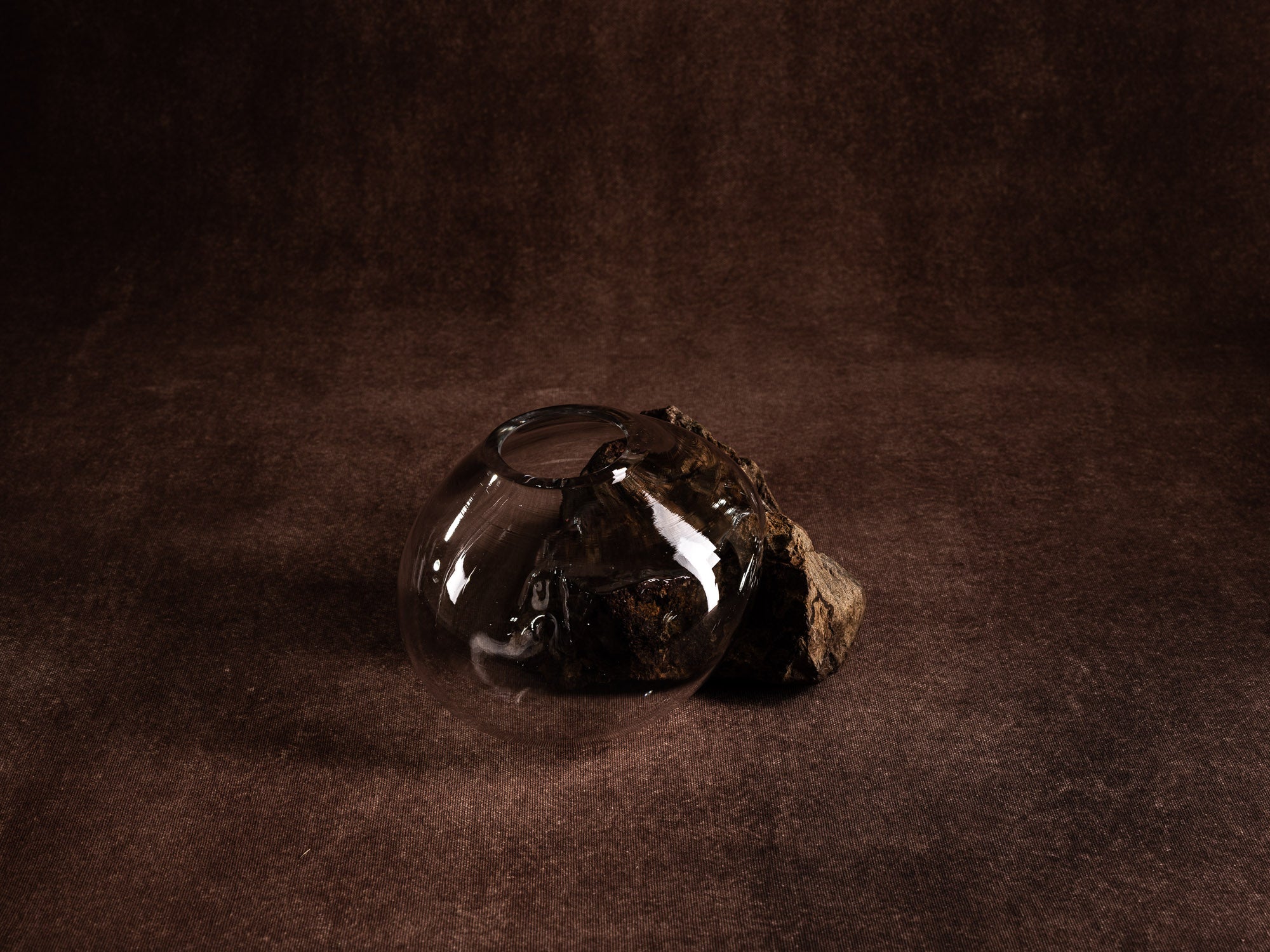 Vase‑sculpture "Astral" de Lætitia Jacquetton, France (2021)..Sculpture‑vase "Astral" by Lætitia Jacquetton, France (2021)