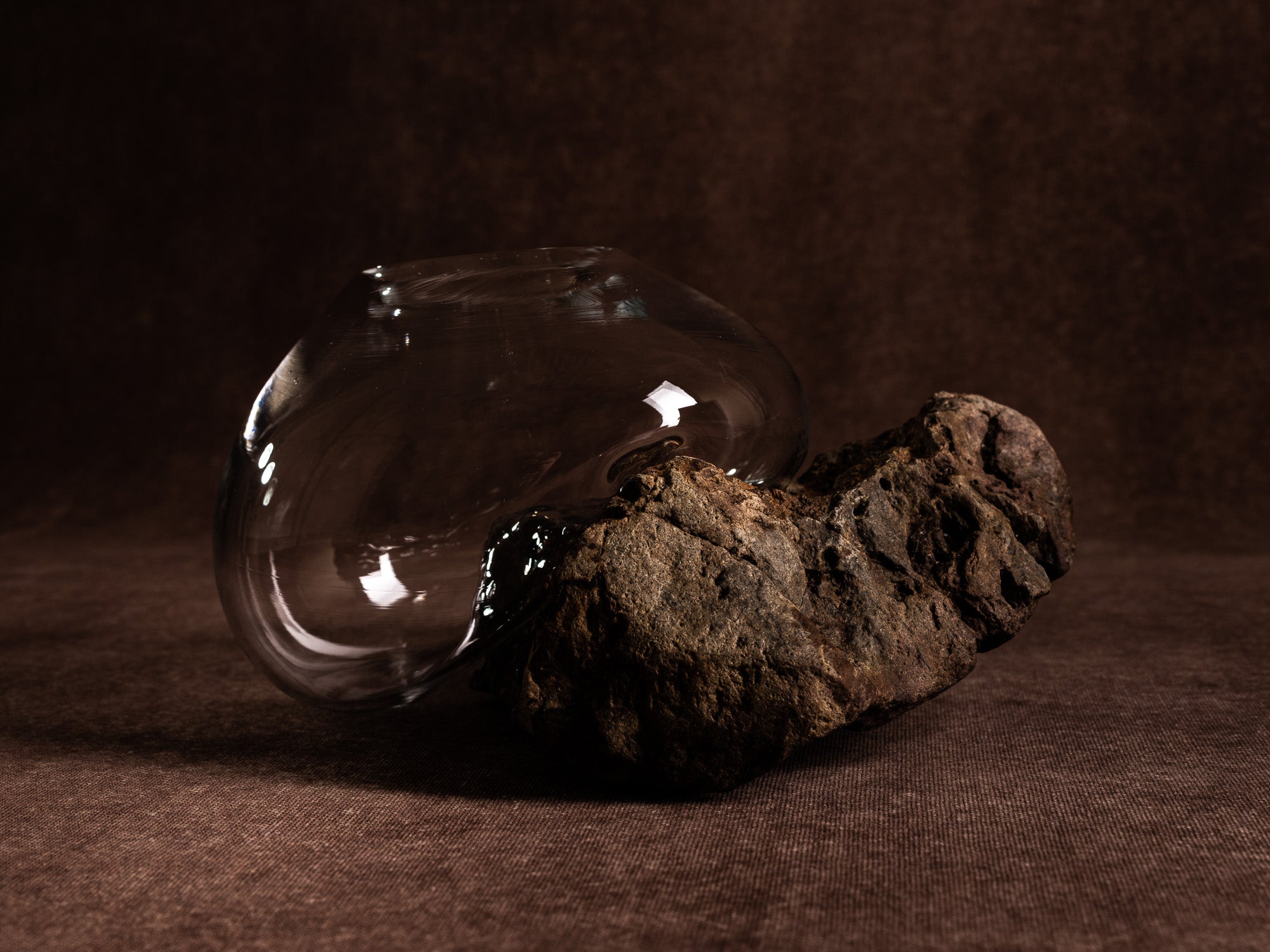 Vase‑sculpture "Astral" de Lætitia Jacquetton, France (2021)..Sculpture‑vase "Astral" by Lætitia Jacquetton, France (2021)