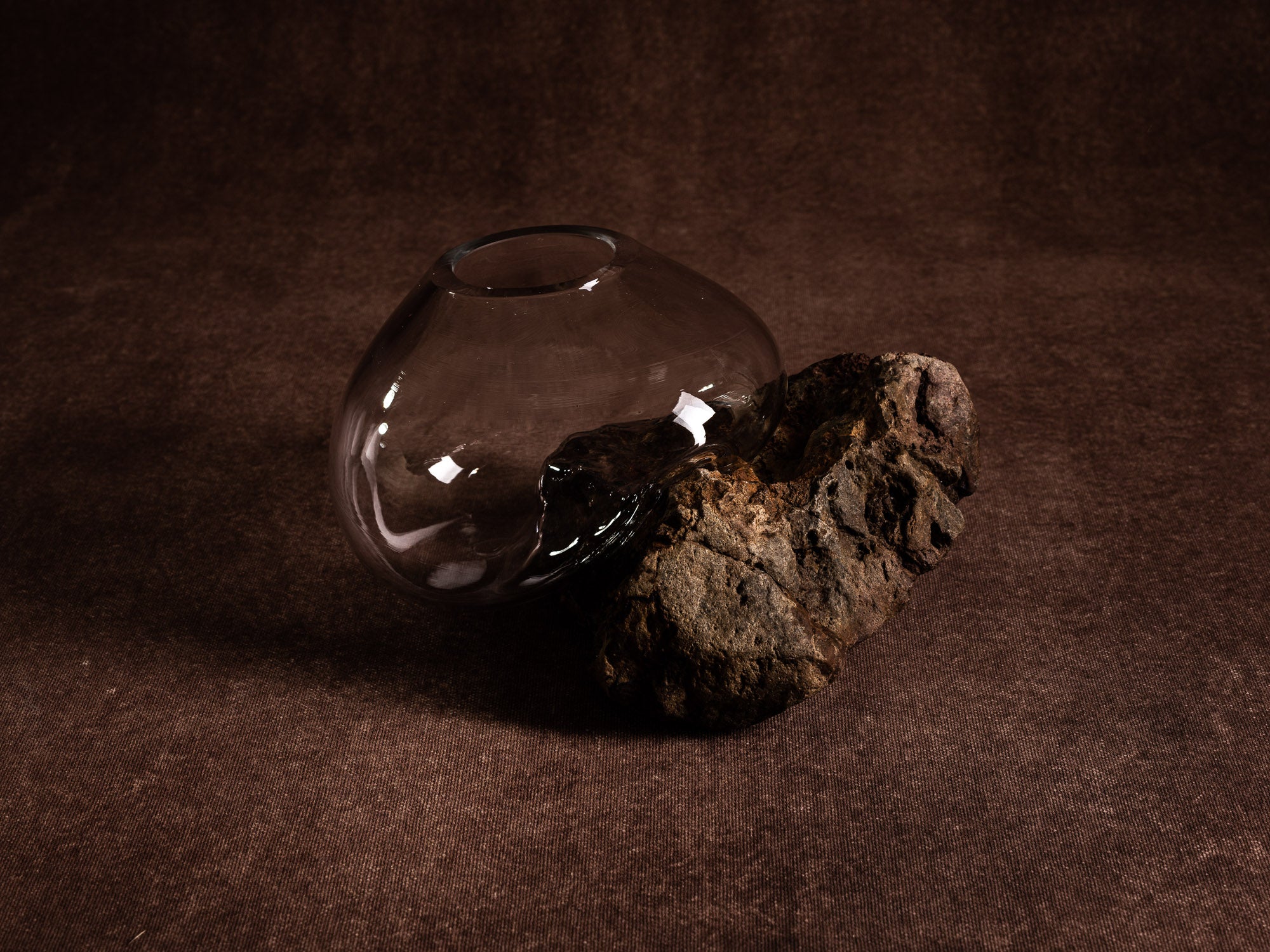Vase‑sculpture "Astral" de Lætitia Jacquetton, France (2021)..Sculpture‑vase "Astral" by Lætitia Jacquetton, France (2021)