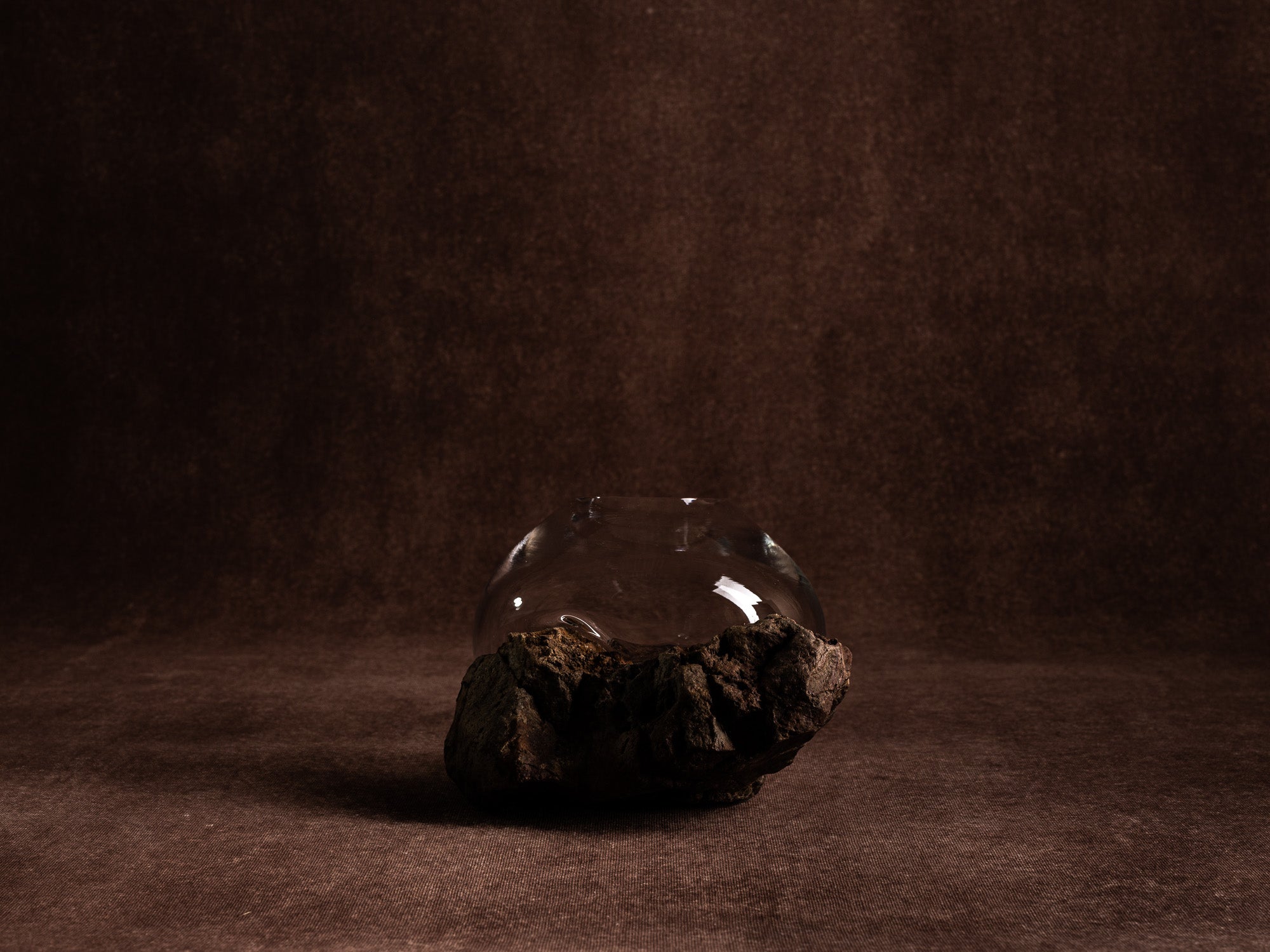 Vase‑sculpture "Astral" de Lætitia Jacquetton, France (2021)..Sculpture‑vase "Astral" by Lætitia Jacquetton, France (2021)