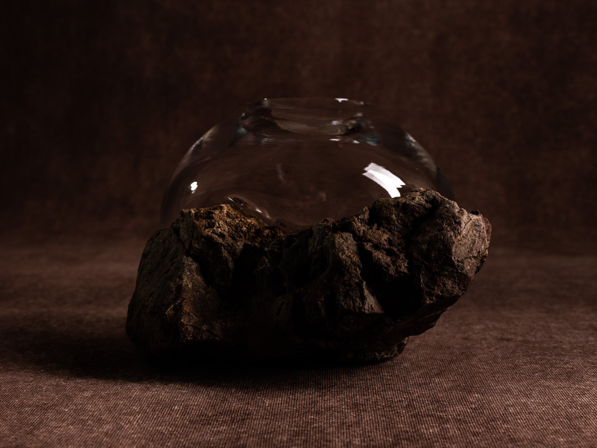 Vase‑sculpture "Astral" de Lætitia Jacquetton, France (2021)..Sculpture‑vase "Astral" by Lætitia Jacquetton, France (2021)