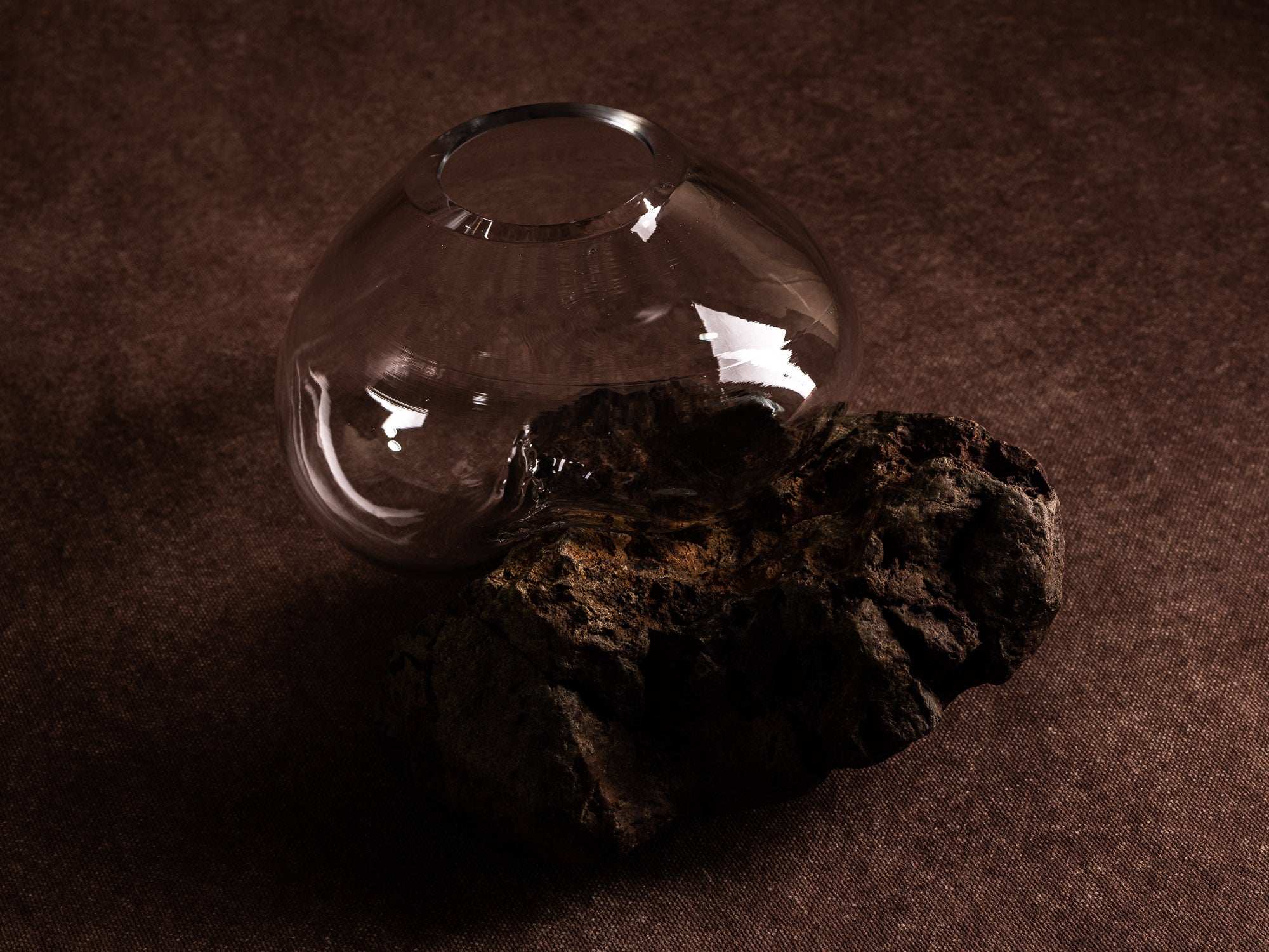 Vase‑sculpture "Astral" de Lætitia Jacquetton, France (2021)..Sculpture‑vase "Astral" by Lætitia Jacquetton, France (2021)