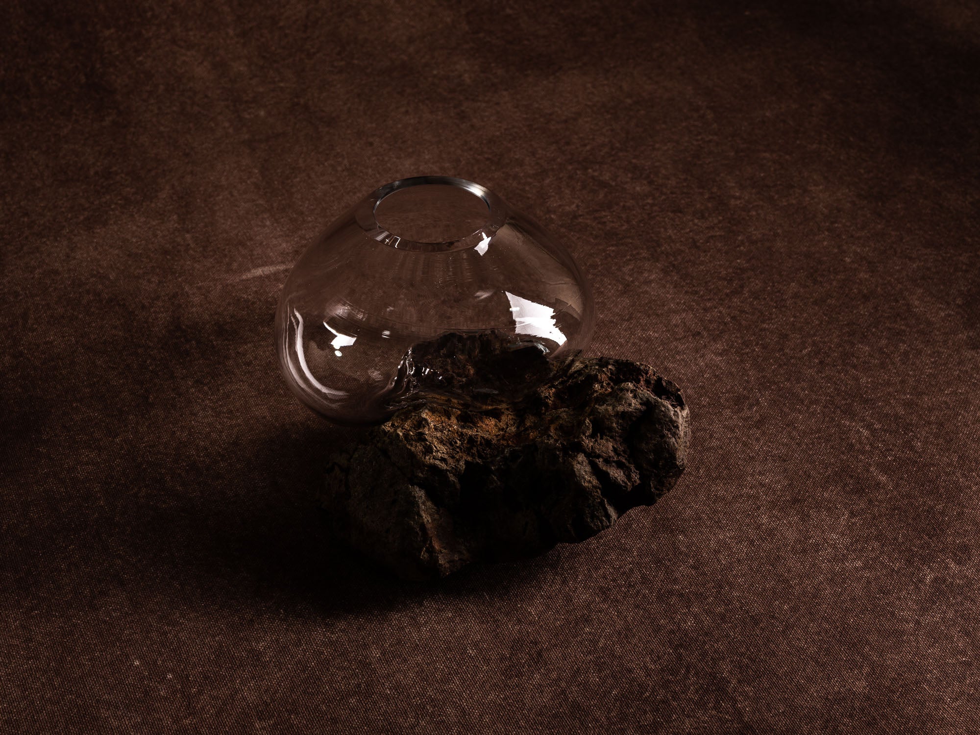 Vase‑sculpture "Astral" de Lætitia Jacquetton, France (2021)..Sculpture‑vase "Astral" by Lætitia Jacquetton, France (2021)