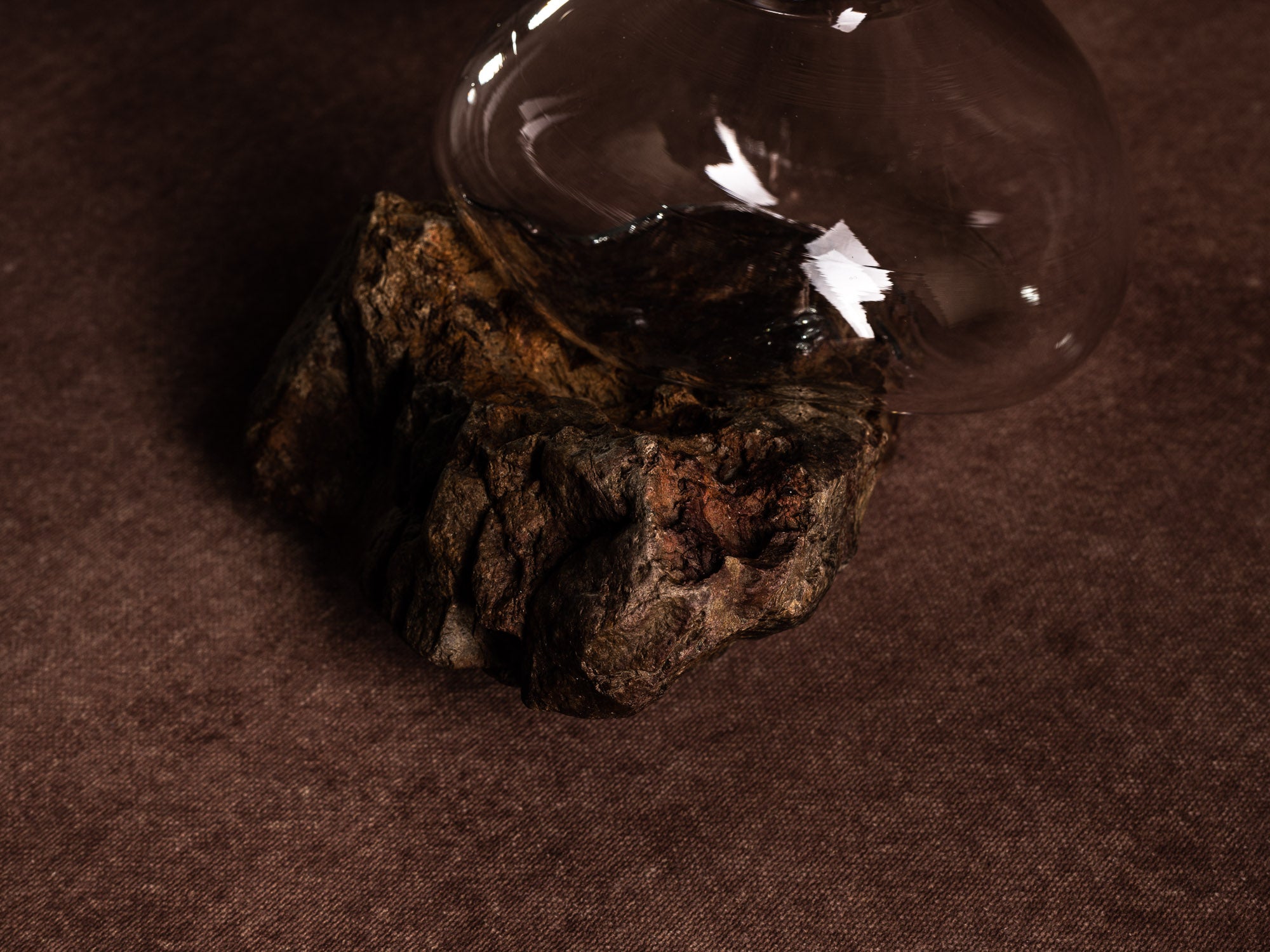 Vase‑sculpture "Astral" de Lætitia Jacquetton, France (2021)..Sculpture‑vase "Astral" by Lætitia Jacquetton, France (2021)