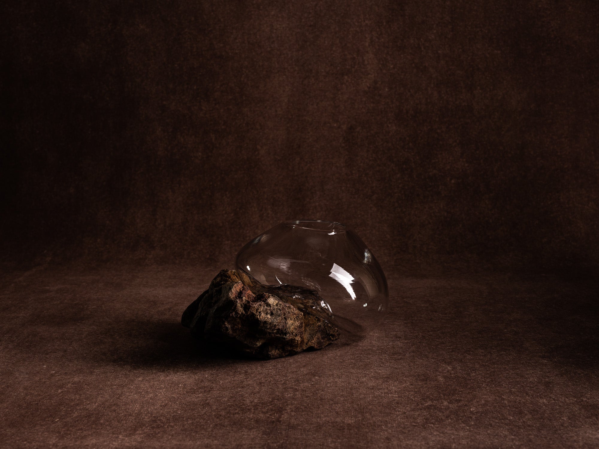 Vase‑sculpture "Astral" de Lætitia Jacquetton, France (2021)..Sculpture‑vase "Astral" by Lætitia Jacquetton, France (2021)