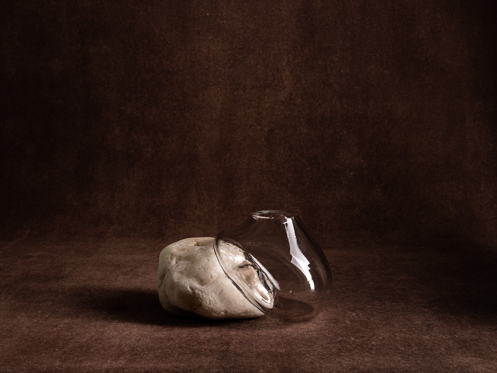 Vase‑sculpture "Cumulus" de Lætitia Jacquetton, France (2021)..Sculpture‑vase "Cumulus" by Lætitia Jacquetton, France (2021)