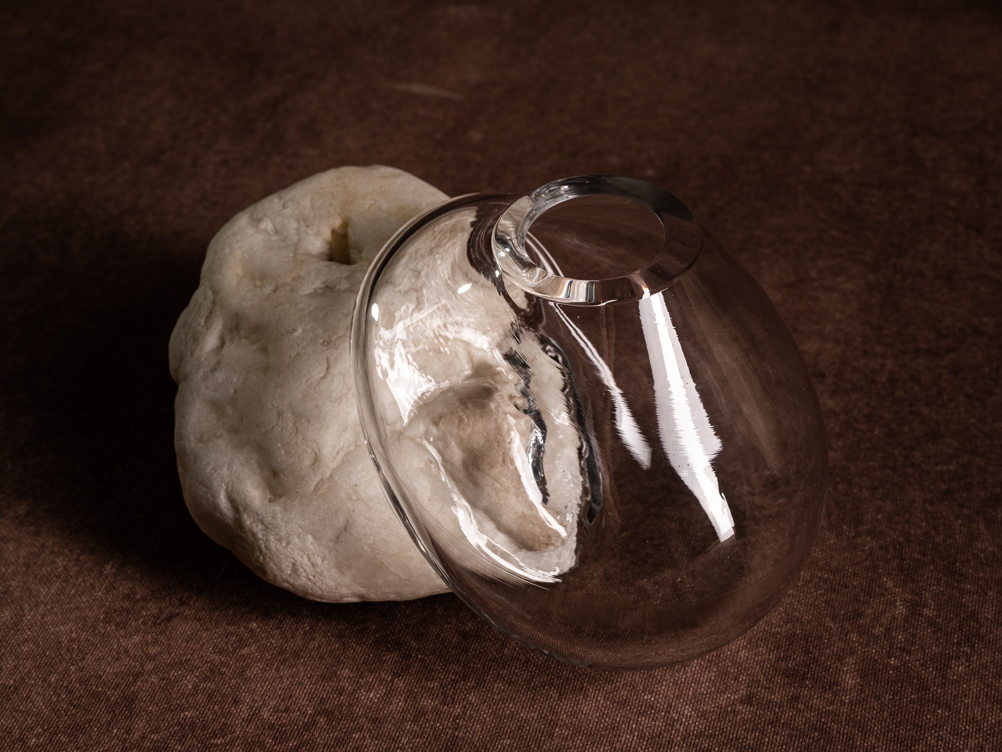 Vase‑sculpture "Cumulus" de Lætitia Jacquetton, France (2021)..Sculpture‑vase "Cumulus" by Lætitia Jacquetton, France (2021)