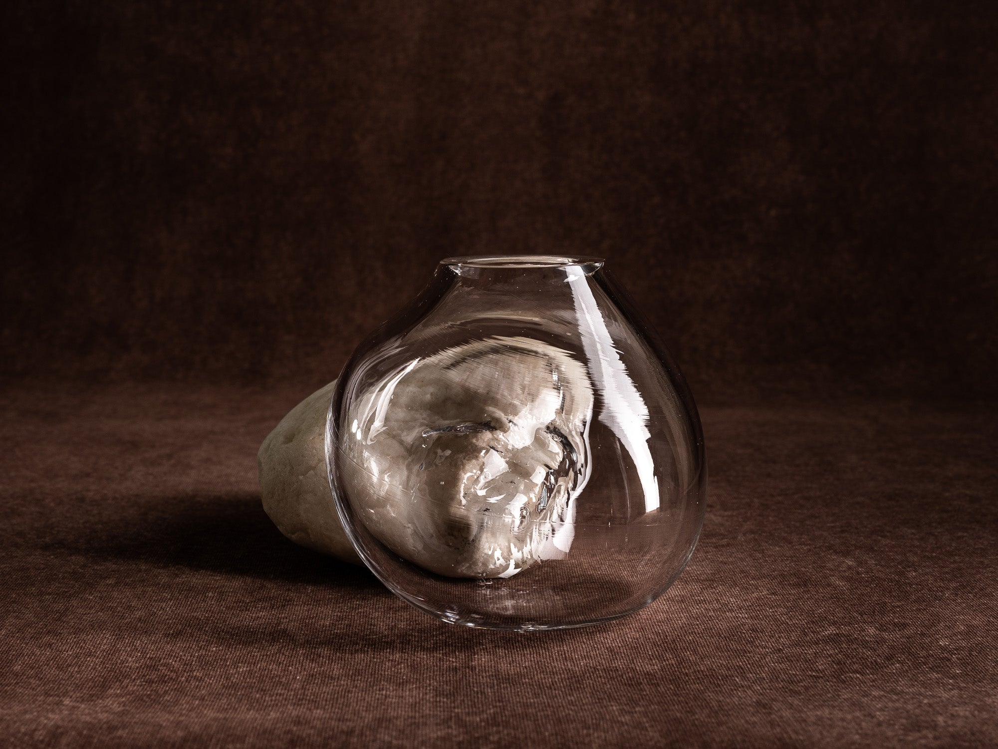 Vase‑sculpture "Cumulus" de Lætitia Jacquetton, France (2021)..Sculpture‑vase "Cumulus" by Lætitia Jacquetton, France (2021)