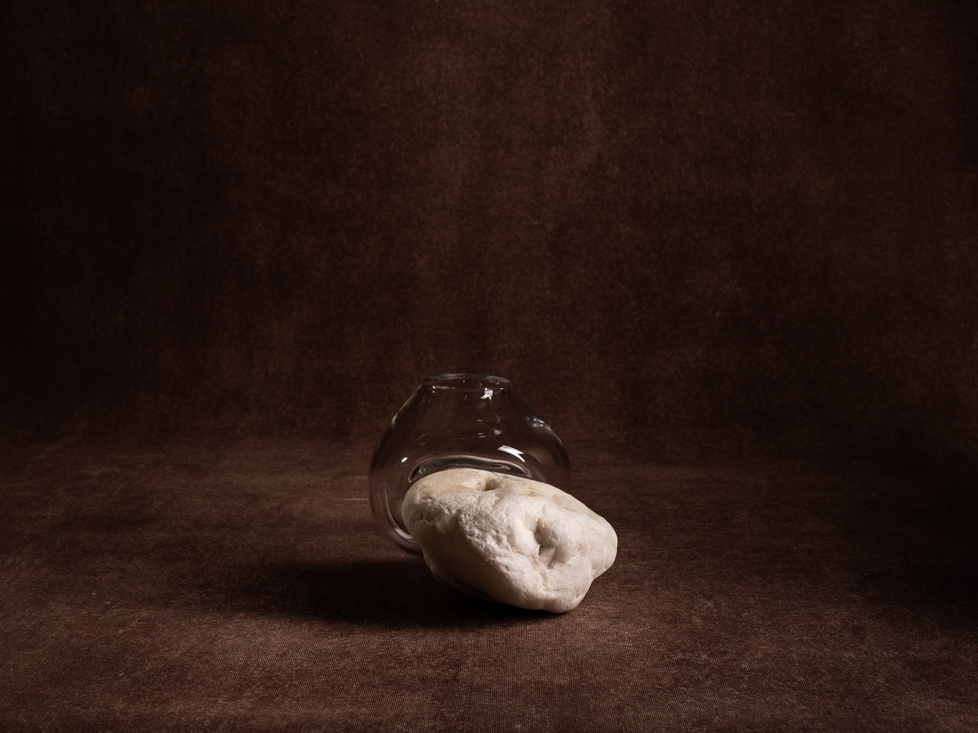 Vase‑sculpture "Cumulus" de Lætitia Jacquetton, France (2021)..Sculpture‑vase "Cumulus" by Lætitia Jacquetton, France (2021)