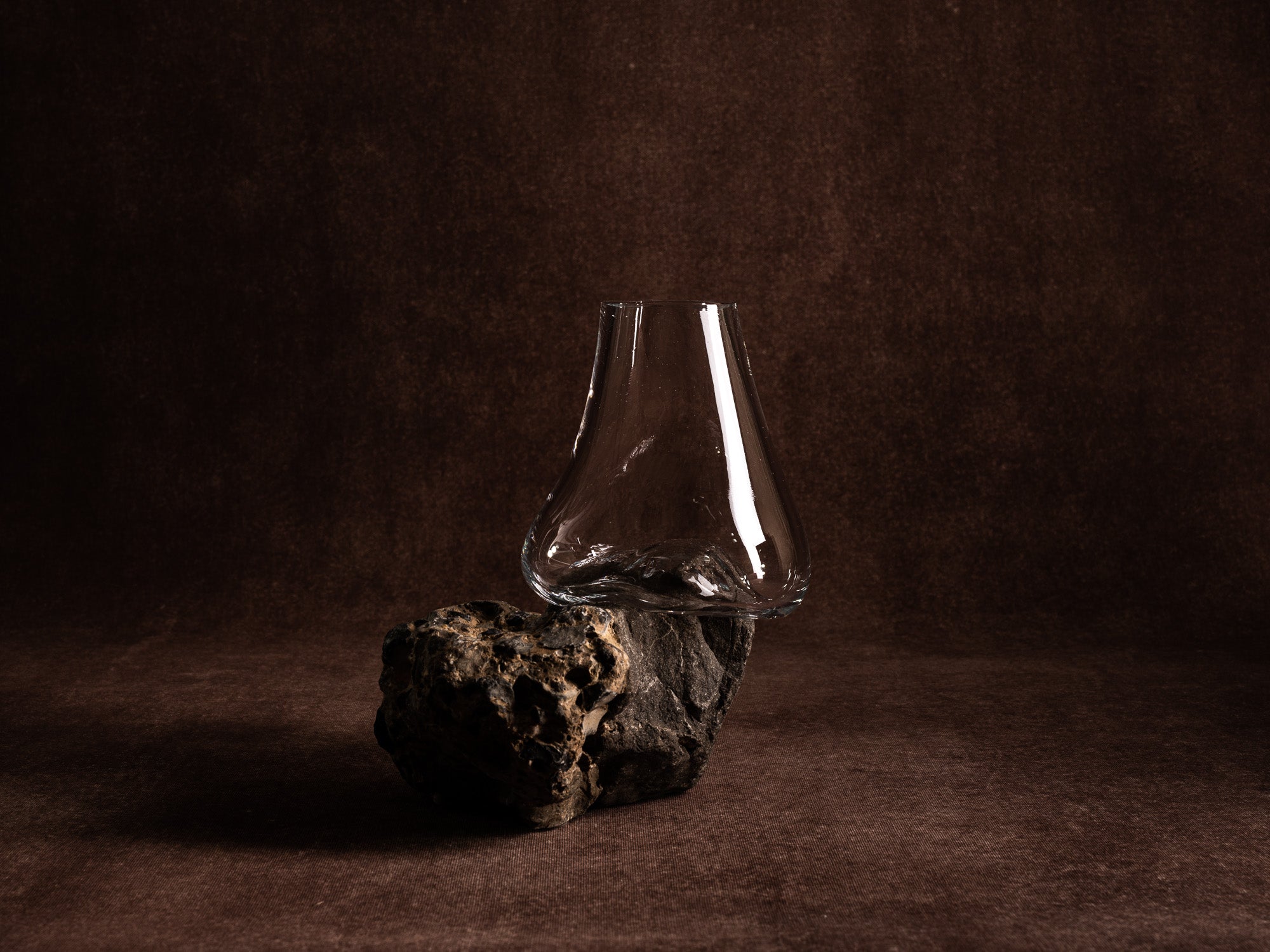 Vase‑sculpture "konglomerat pudding" de Lætitia Jacquetton, France (2021)..Sculpture‑vase "konglomerat pudding" by Lætitia Jacquetton, France (2021)