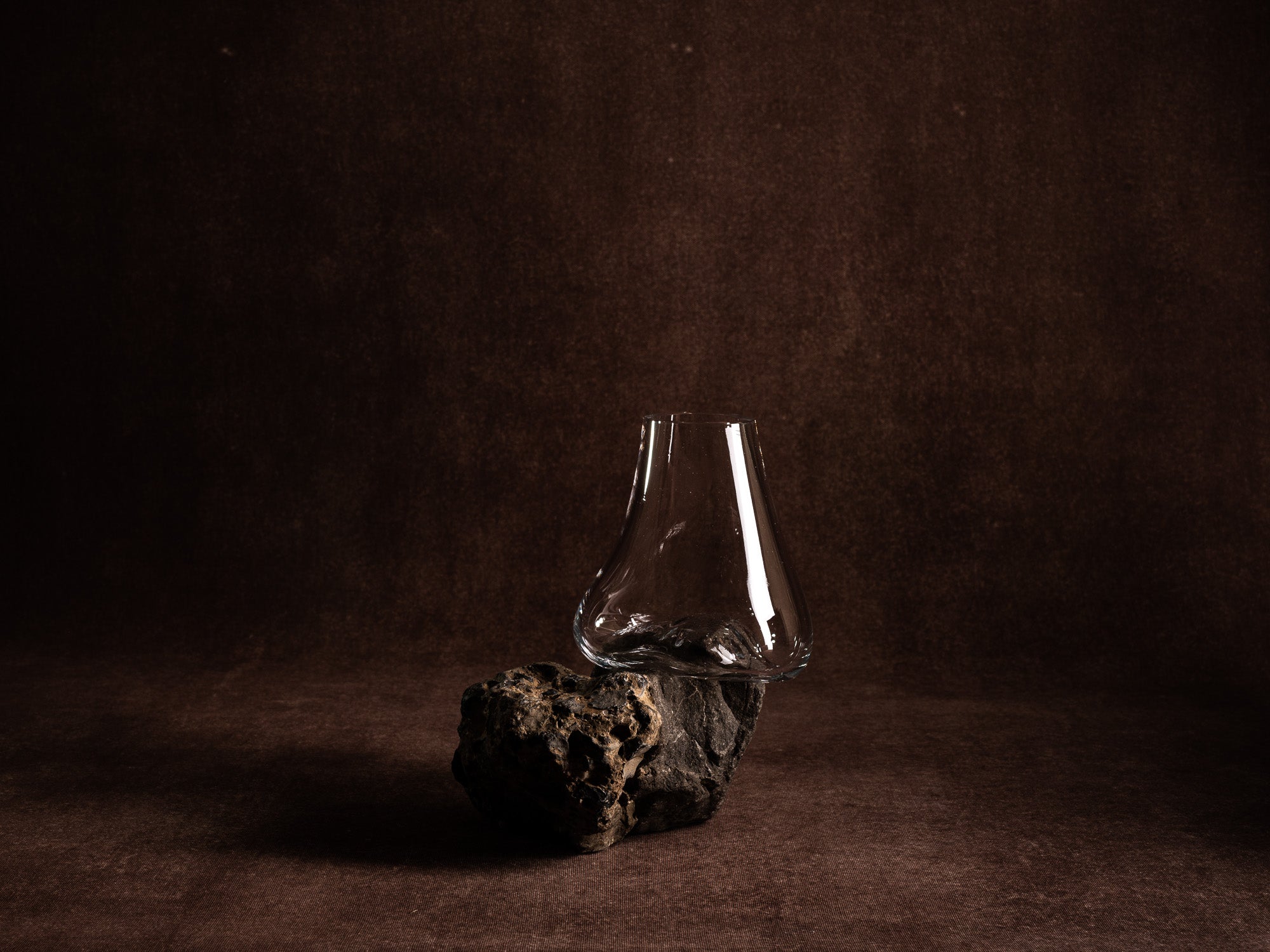 Vase‑sculpture "konglomerat pudding" de Lætitia Jacquetton, France (2021)..Sculpture‑vase "konglomerat pudding" by Lætitia Jacquetton, France (2021)