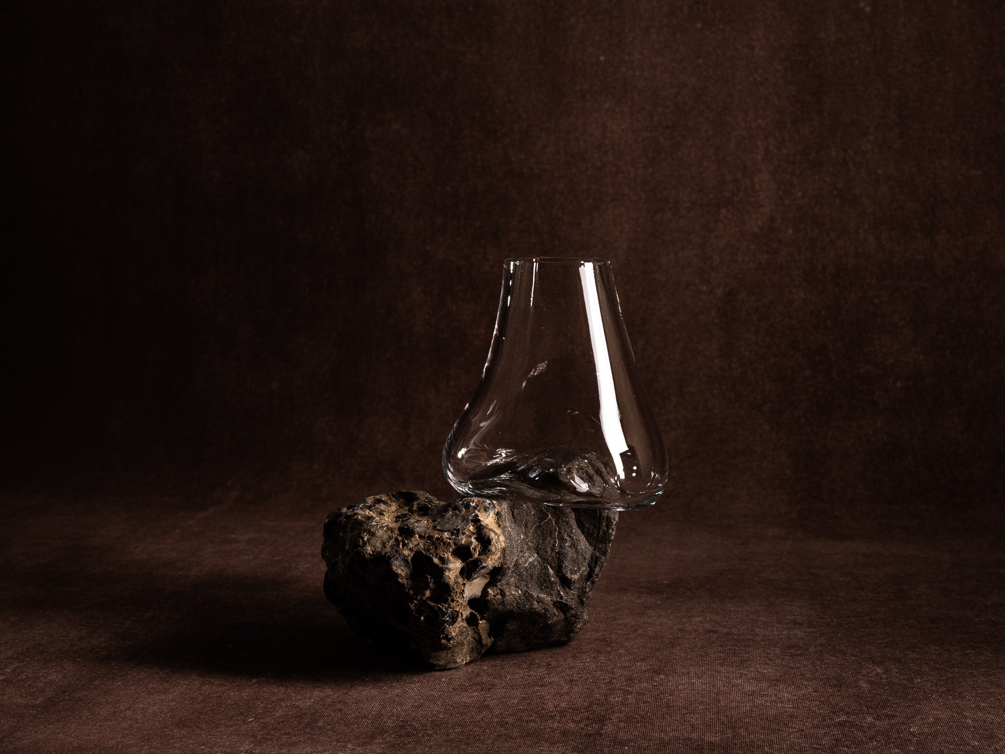 Vase‑sculpture "konglomerat pudding" de Lætitia Jacquetton, France (2021)..Sculpture‑vase "konglomerat pudding" by Lætitia Jacquetton, France (2021)