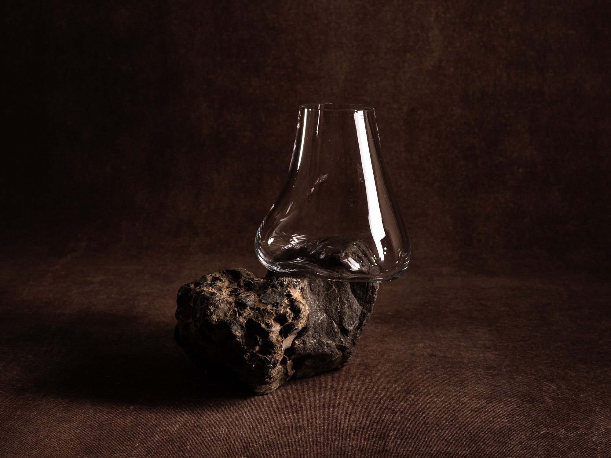 Vase‑sculpture "konglomerat pudding" de Lætitia Jacquetton, France (2021)..Sculpture‑vase "konglomerat pudding" by Lætitia Jacquetton, France (2021)
