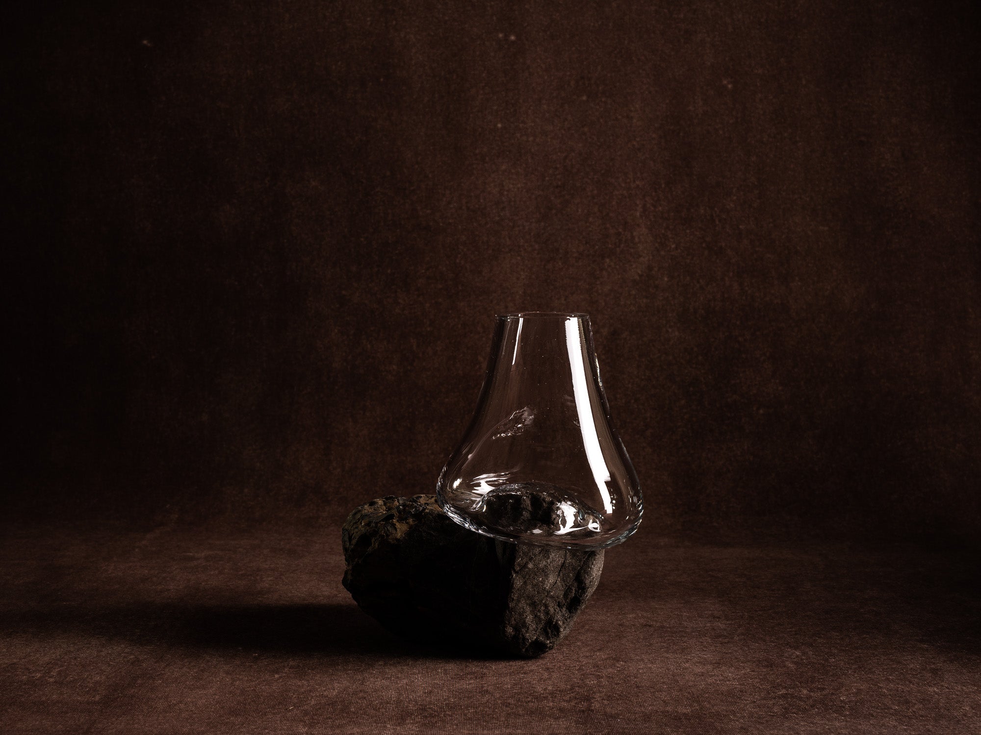 Vase‑sculpture "konglomerat pudding" de Lætitia Jacquetton, France (2021)..Sculpture‑vase "konglomerat pudding" by Lætitia Jacquetton, France (2021)