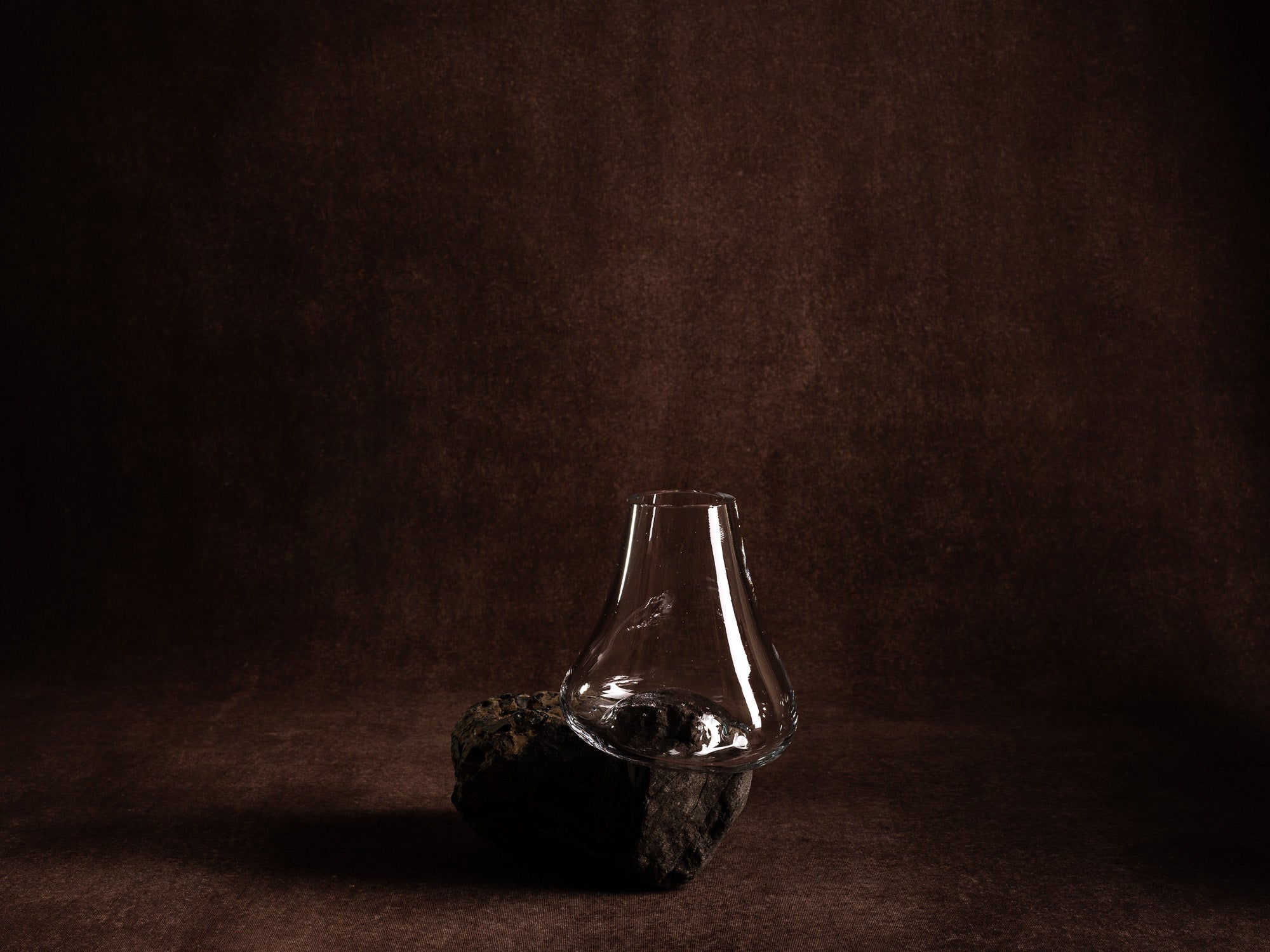 Vase‑sculpture "konglomerat pudding" de Lætitia Jacquetton, France (2021)..Sculpture‑vase "konglomerat pudding" by Lætitia Jacquetton, France (2021)
