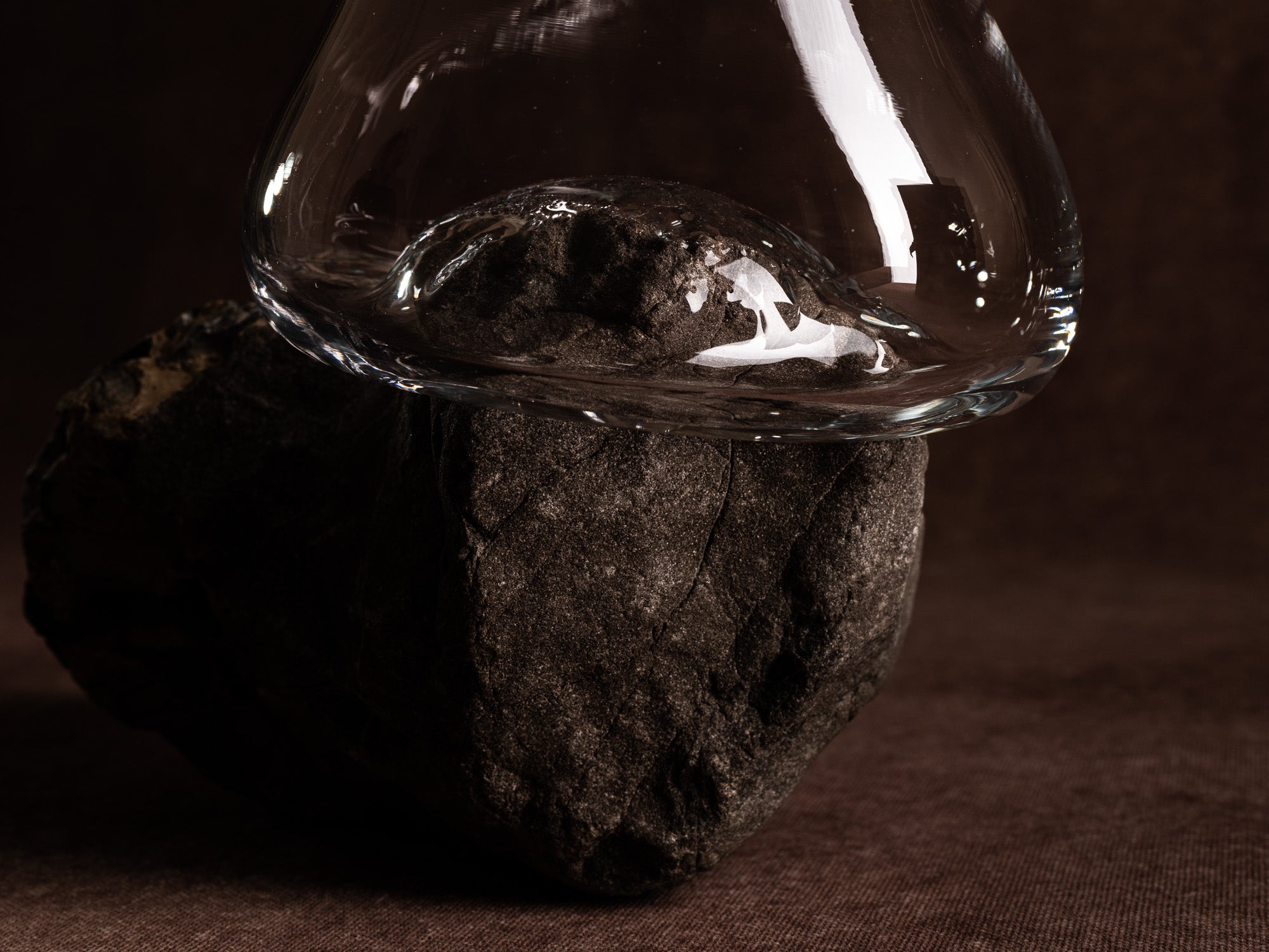 Vase‑sculpture "konglomerat pudding" de Lætitia Jacquetton, France (2021)..Sculpture‑vase "konglomerat pudding" by Lætitia Jacquetton, France (2021)