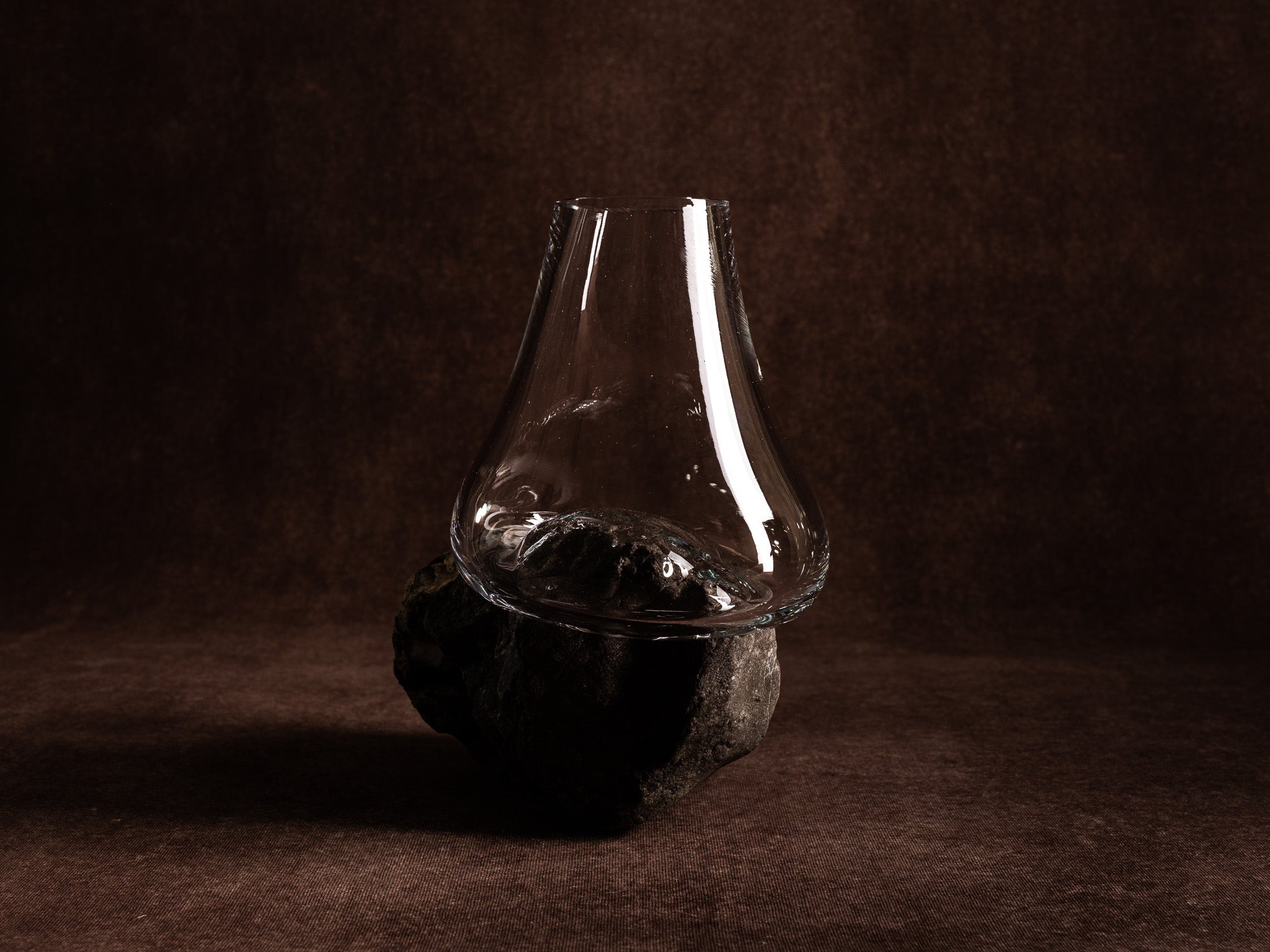 Vase‑sculpture "konglomerat pudding" de Lætitia Jacquetton, France (2021)..Sculpture‑vase "konglomerat pudding" by Lætitia Jacquetton, France (2021)