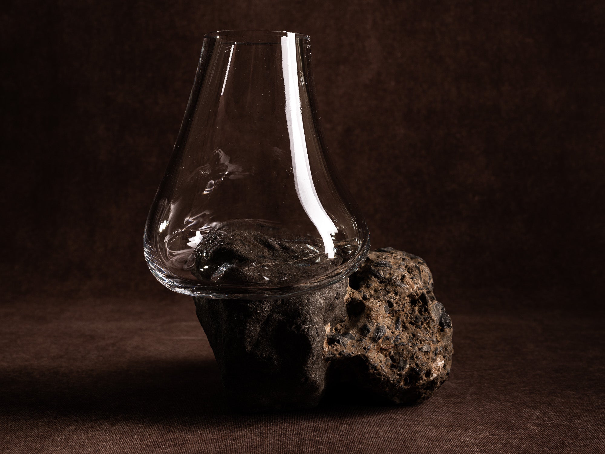Vase‑sculpture "konglomerat pudding" de Lætitia Jacquetton, France (2021)..Sculpture‑vase "konglomerat pudding" by Lætitia Jacquetton, France (2021)
