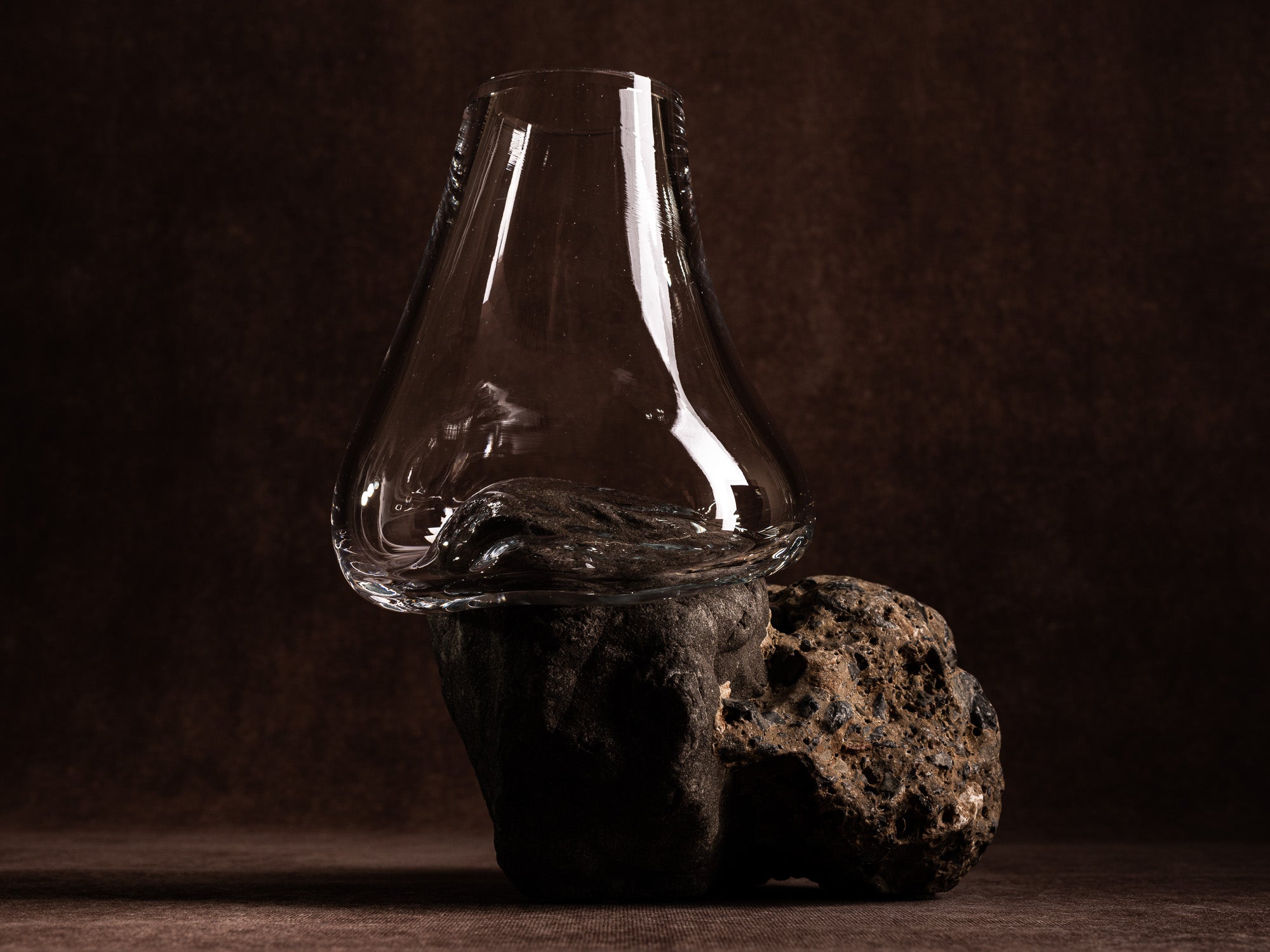 Vase‑sculpture "konglomerat pudding" de Lætitia Jacquetton, France (2021)..Sculpture‑vase "konglomerat pudding" by Lætitia Jacquetton, France (2021)
